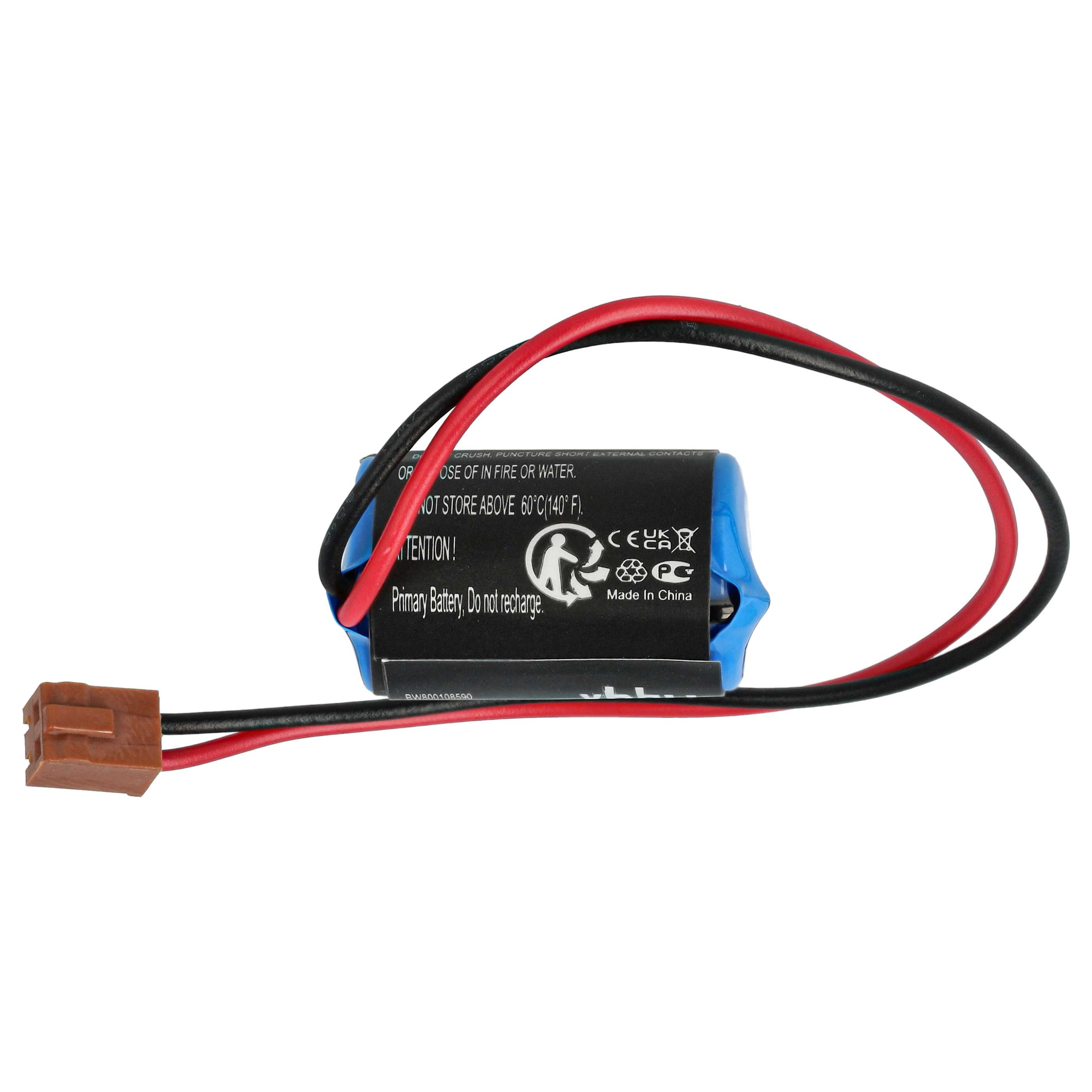 Eine kleine Batterie mit roten und schwarzen Drähten, die mit einem braunen Stecker verbunden sind, auf weißem Hintergrund.