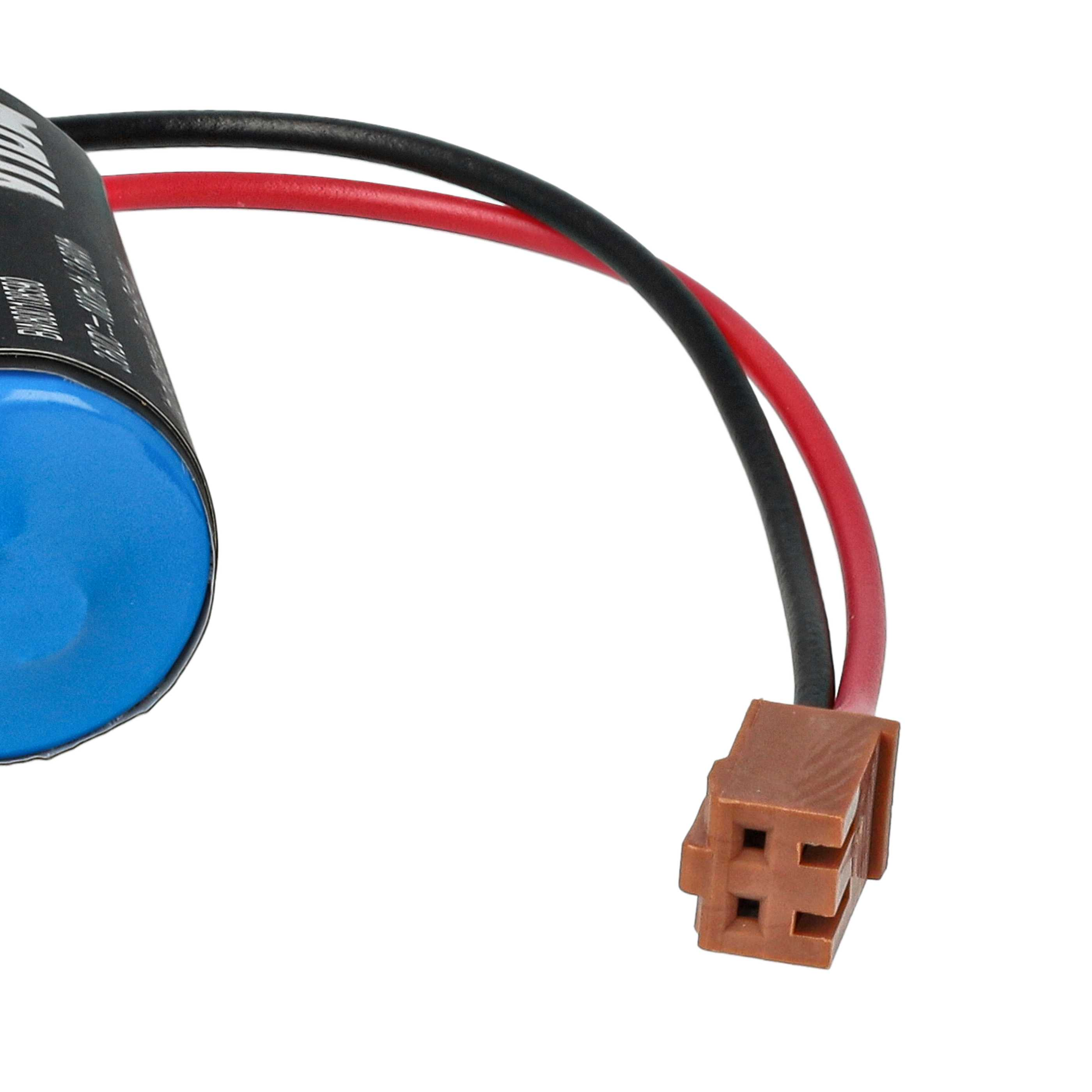 Eine Batterie mit roten und schwarzen Drähten und einem braunen Stecker auf weißem Hintergrund.