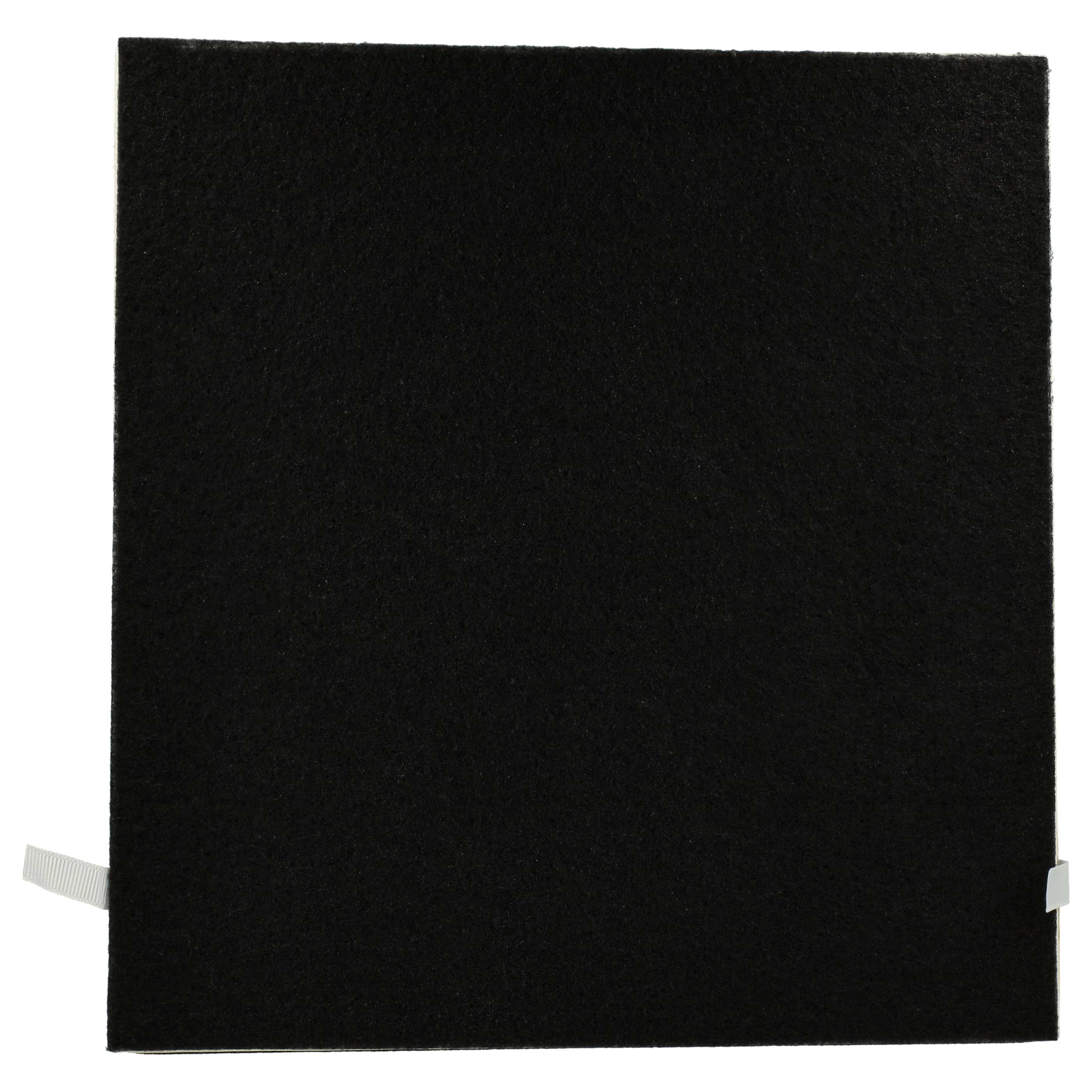 Ein schwarzer quadratischer Luftfilter. Der Filter hat zwei weiße Laschen an der Seite.