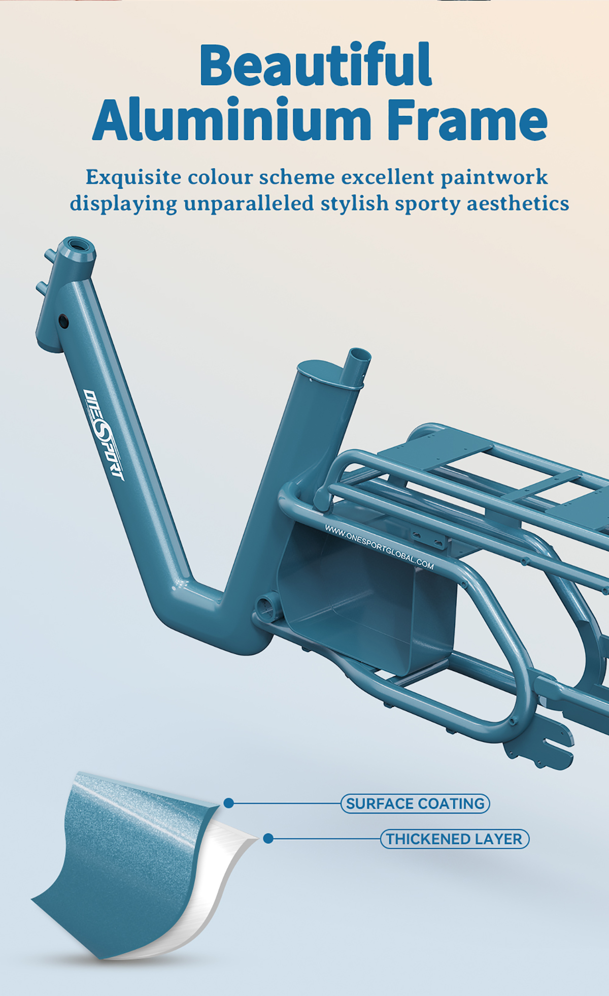 Niebieska rama roweru z tekstem, zbliżenie pokazujące powierzchnię i pogrubione warstwy.