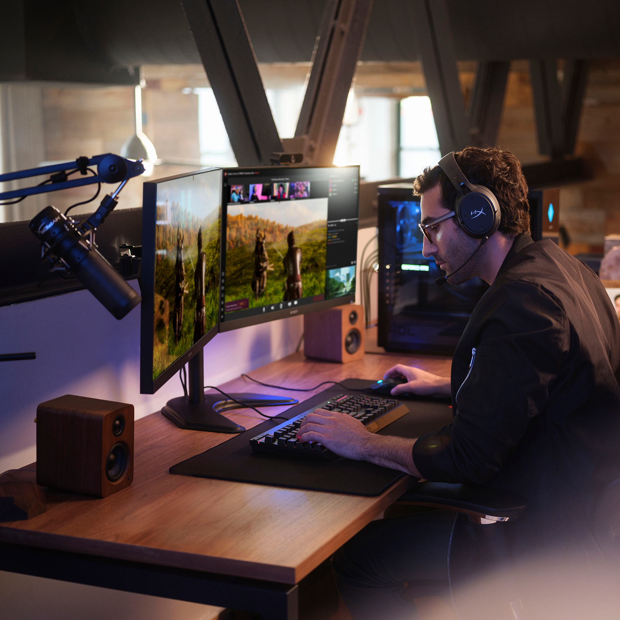 Mężczyzna w słuchawkach gra na dwóch monitorach.