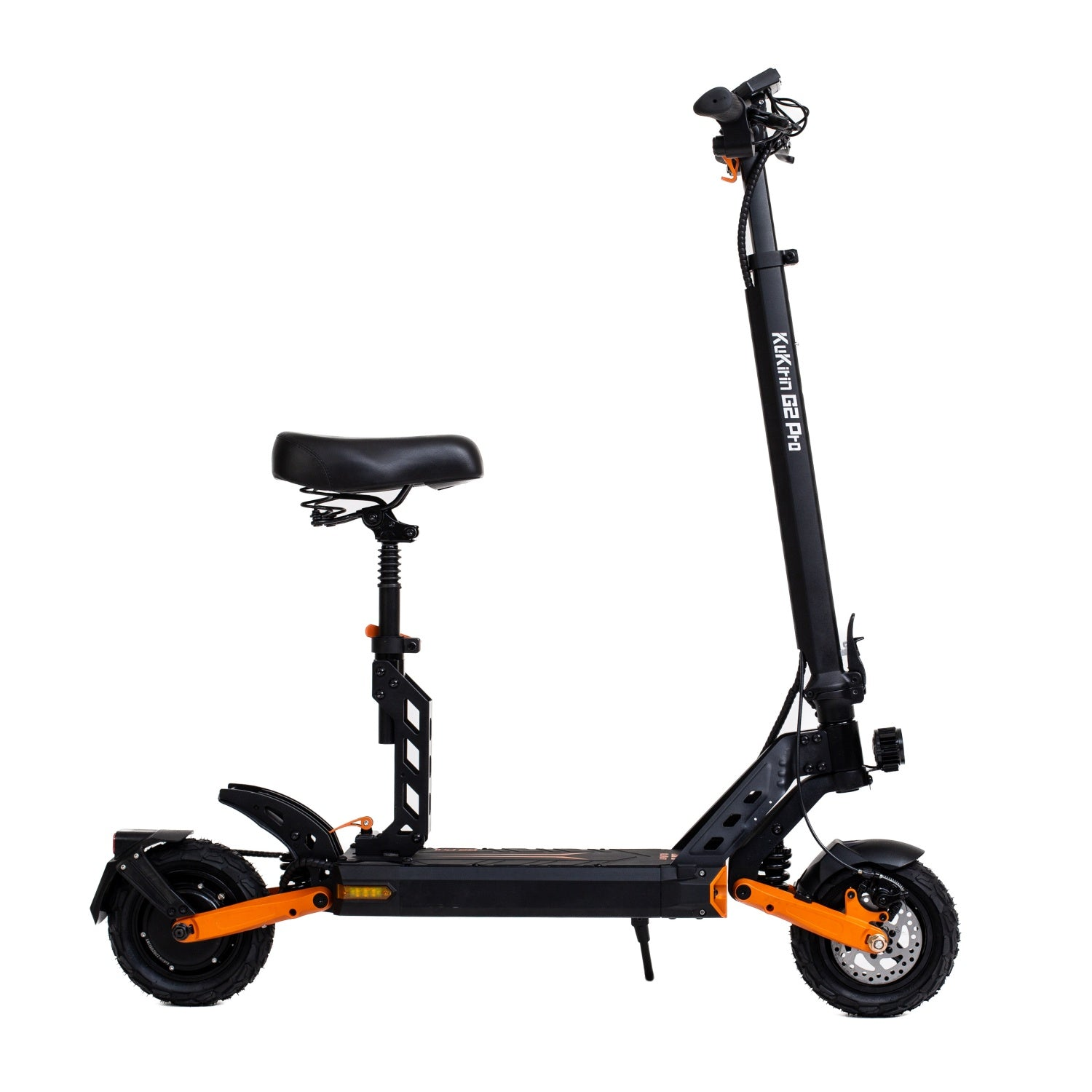 Scooter elettrico nero e arancione con sedile. È su sfondo bianco.
