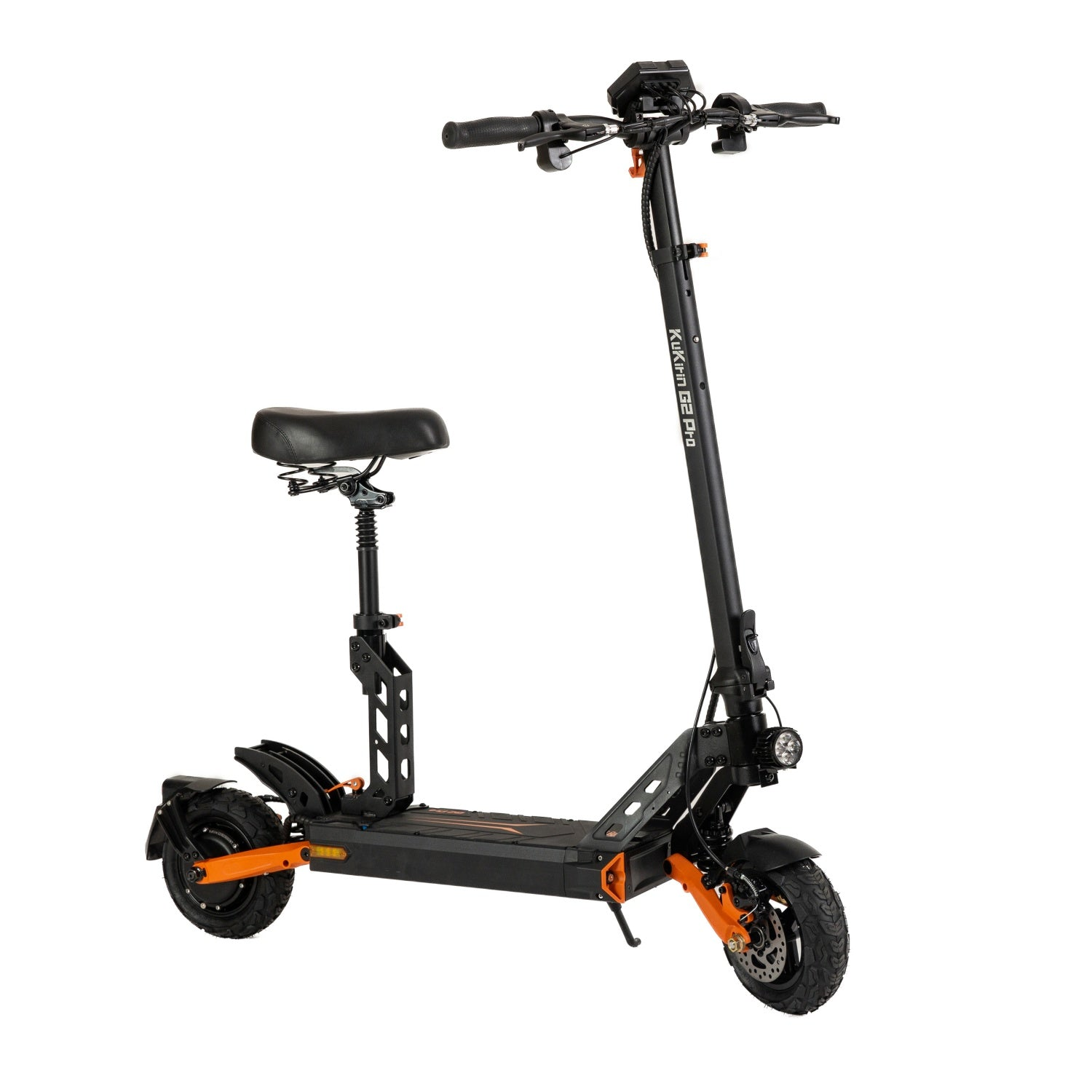 Scooter elettrico nero e arancione con sedile, su sfondo bianco.