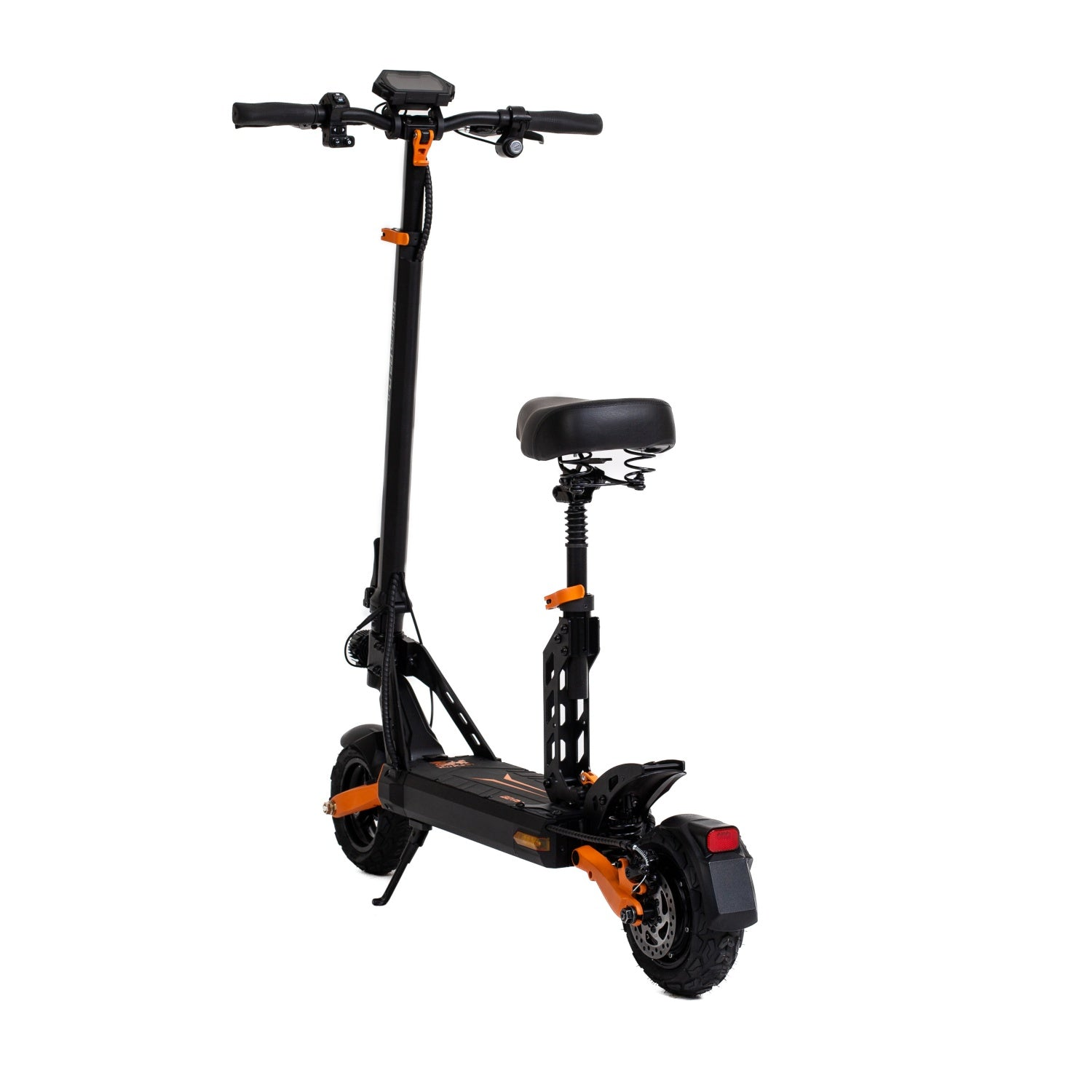Scooter elettrico nero e arancione con sedile, su sfondo bianco.