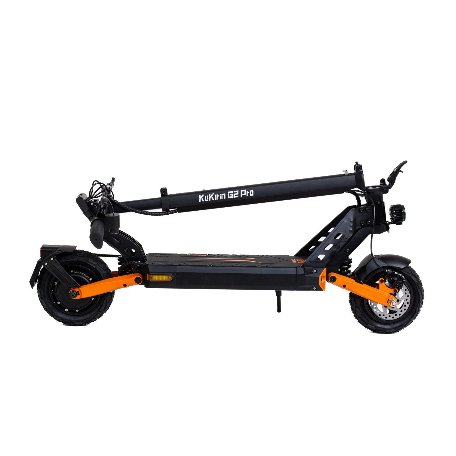 Scooter elettrico nero e arancione su sfondo bianco, vista laterale, piegato.