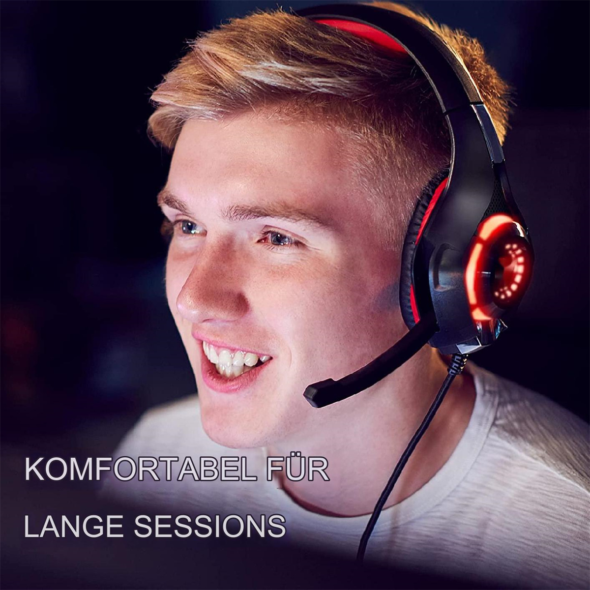 Ein junger Mann trägt ein Gaming-Headset mit roten Akzenten und lächelt. Text: Bequem für lange Sessions.