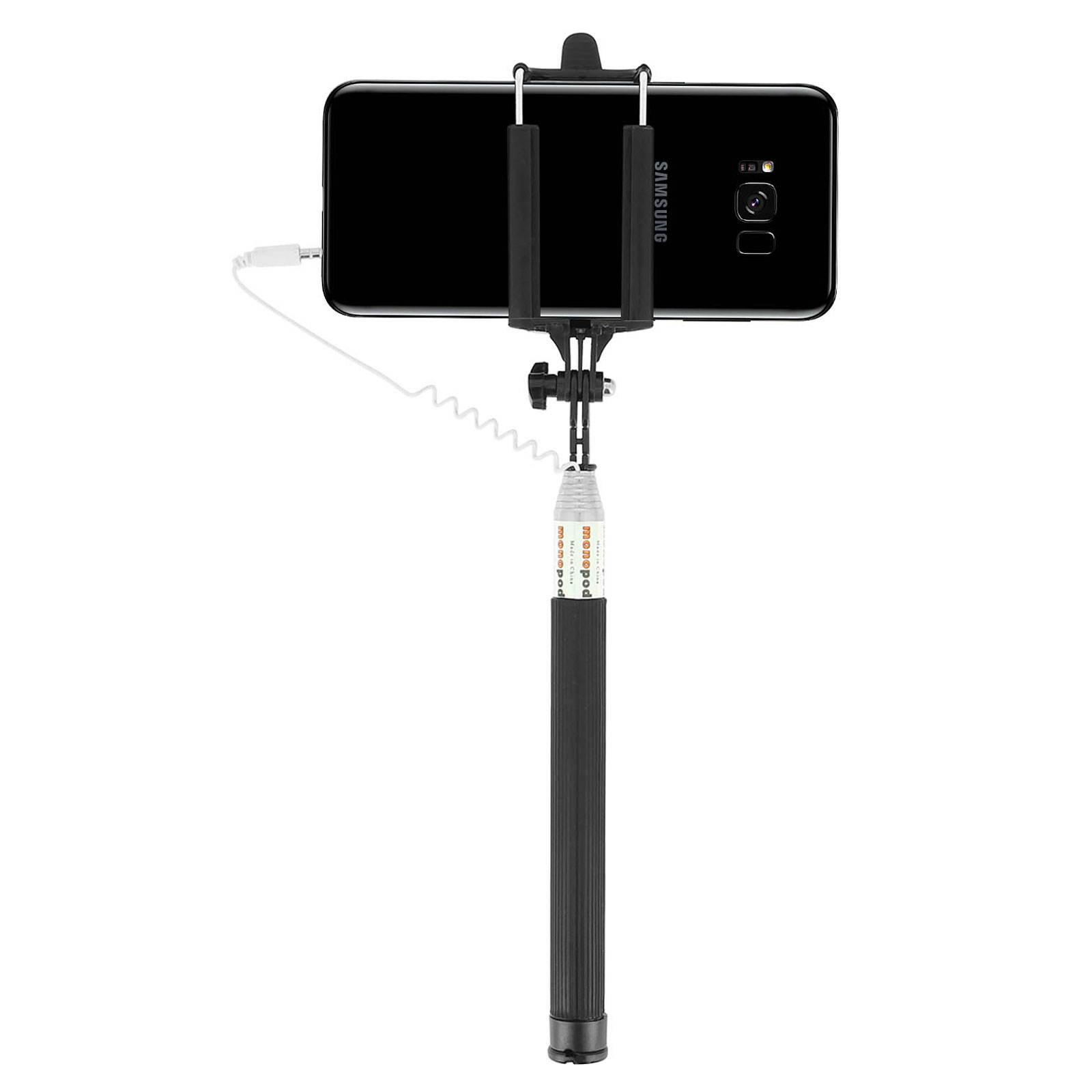 Schwarzes Smartphone auf einem Selfie-Stick, gehalten von einer Klammer. Weißes Kabel am Telefon befestigt.