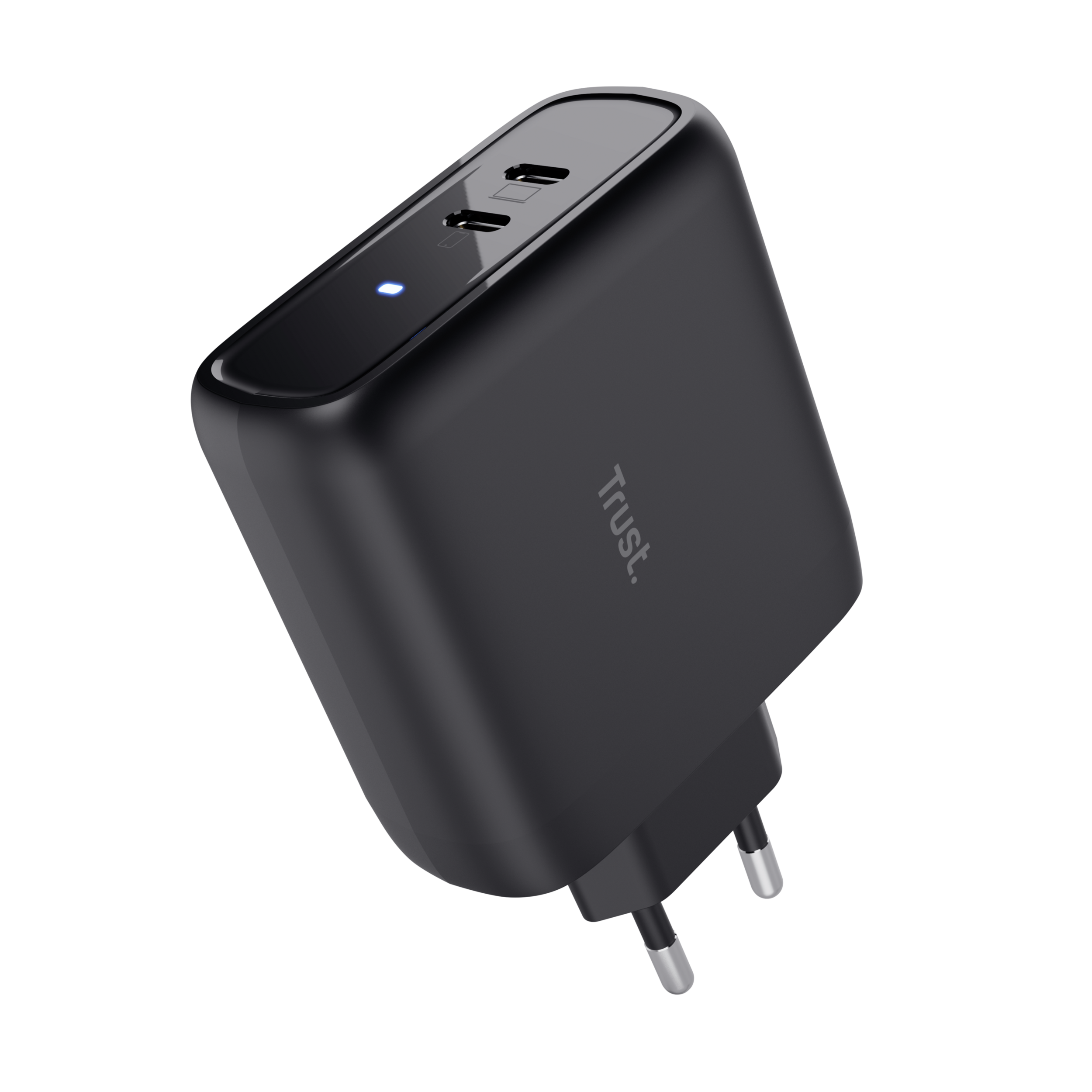 Een zwarte oplader met twee USB-C poorten en een stekker, op een zwarte achtergrond.