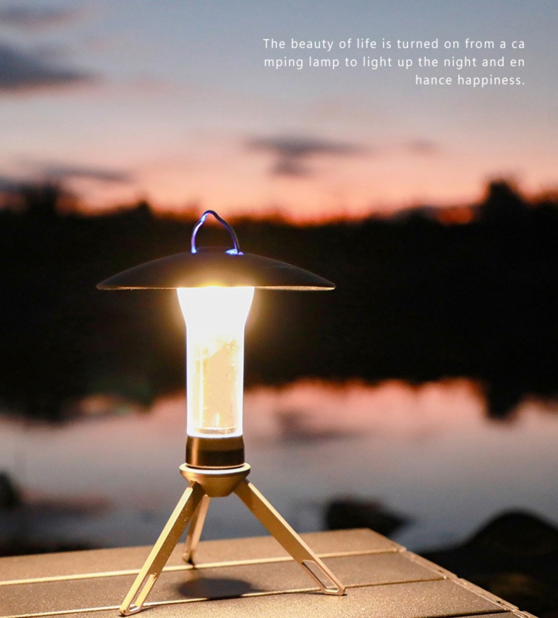 Campinglampe auf Tisch bei Sonnenuntergang mit dunklem Hintergrund.