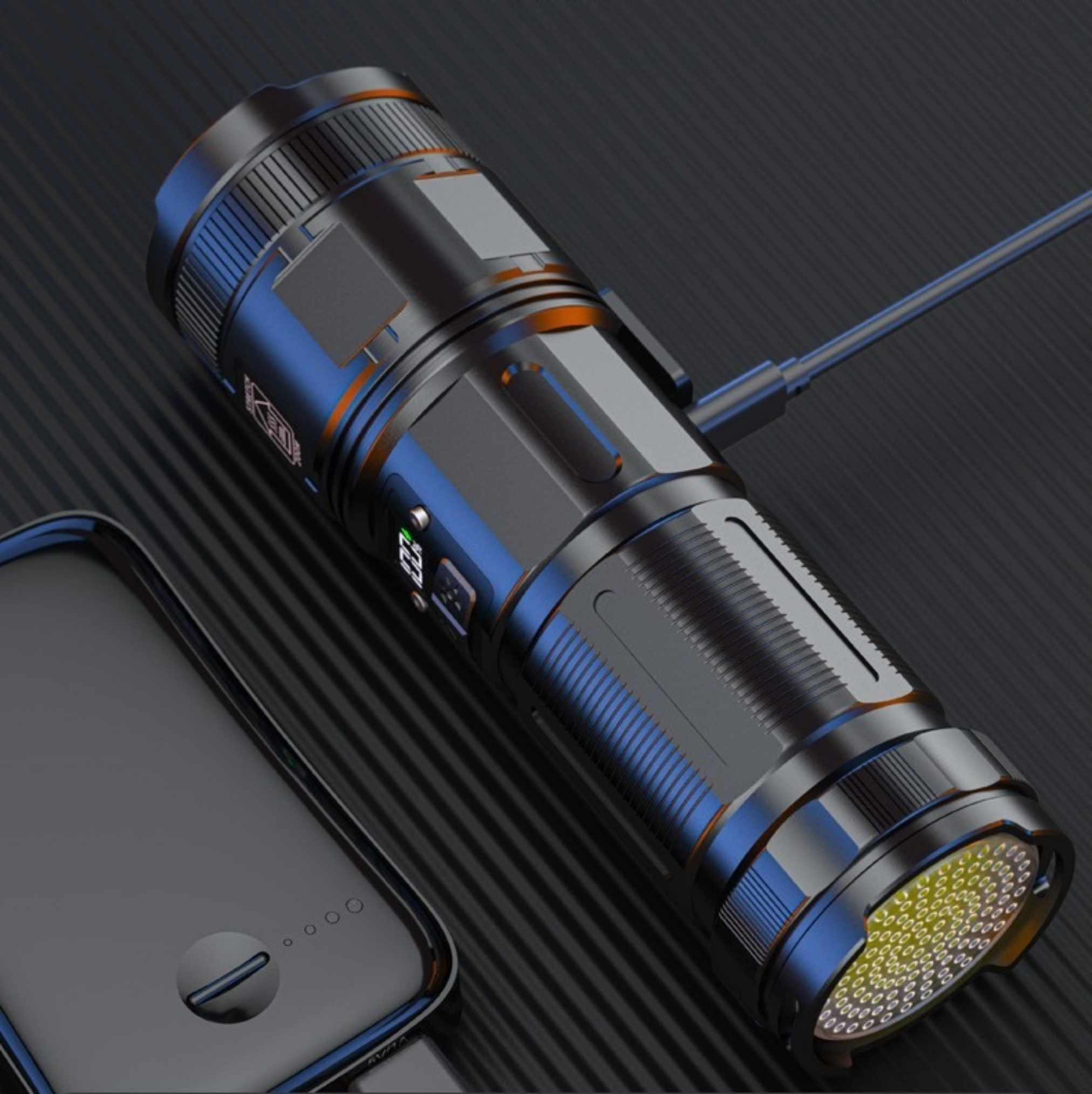 Schwarze Taschenlampe wird geladen, mit Powerbank auf schwarzer gemusterter Oberfläche.