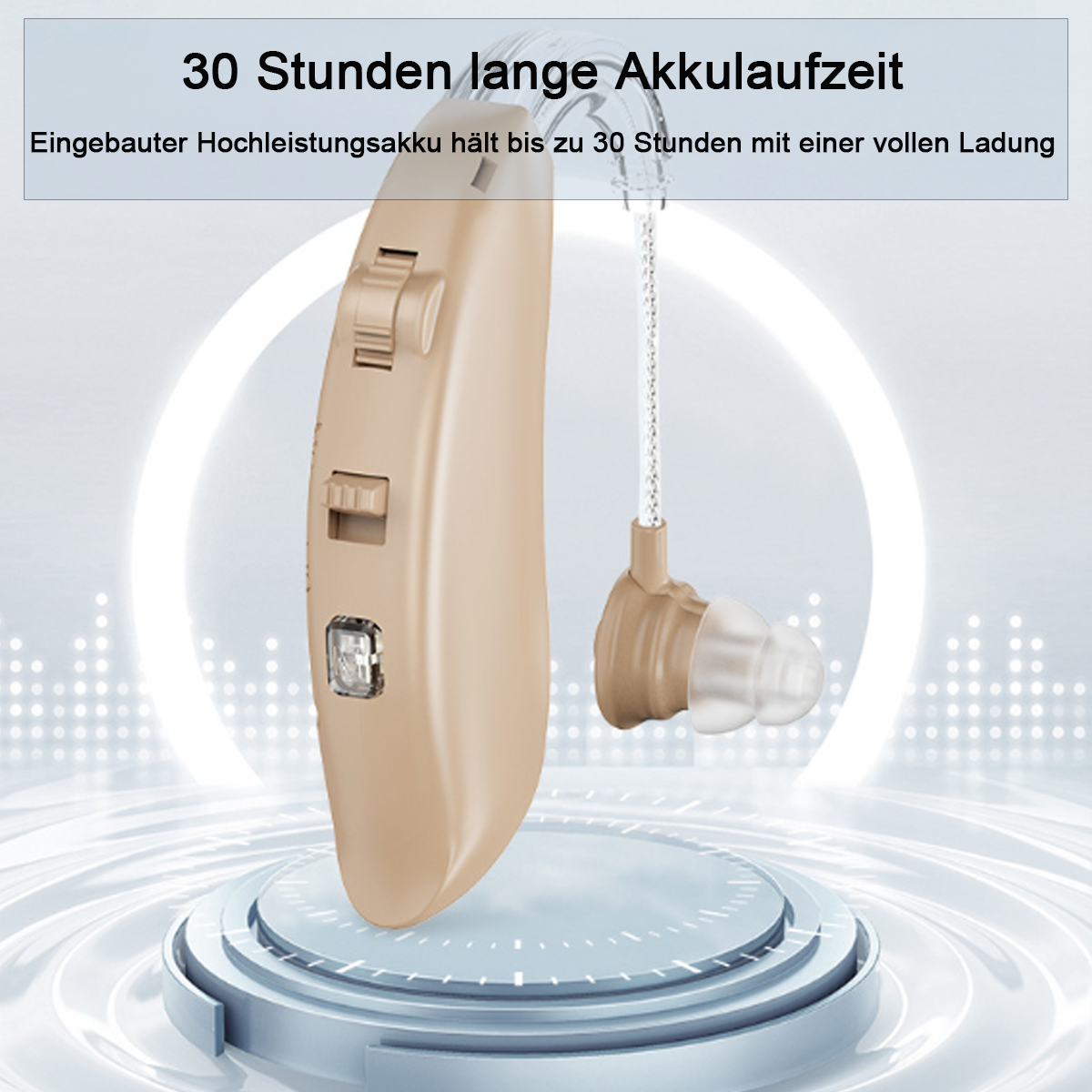 Ein beigefarbenes Hörgerät mit Ohrhörer, platziert auf einer Plattform. Text sagt 30 Stunden Akku.