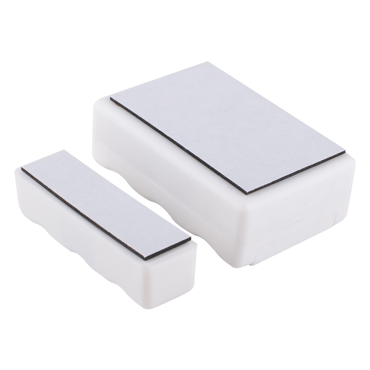Zwei weiße, rechteckige Magnete mit Klebepads oben. Einer ist kleiner.