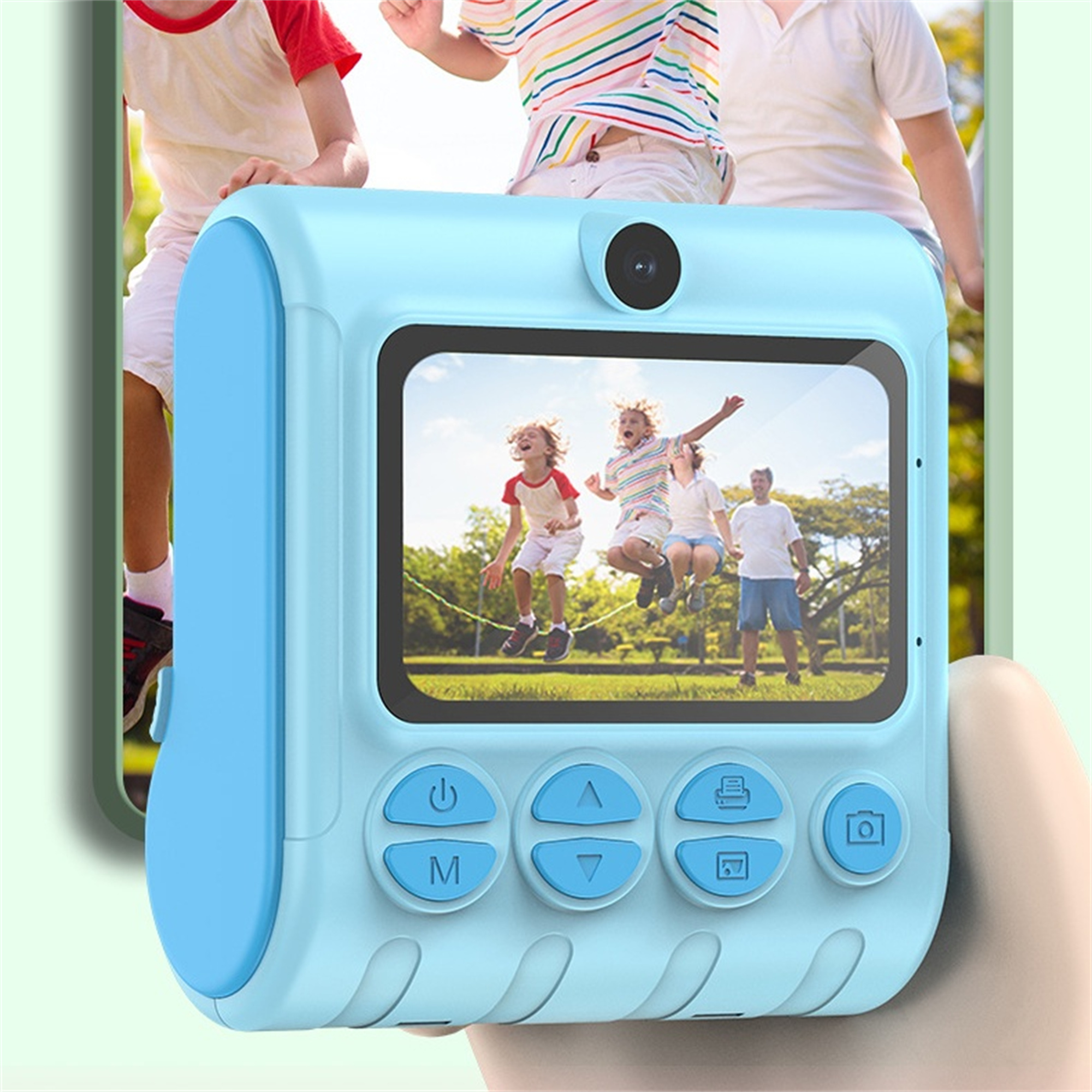 Eine blaue Spielzeugkamera, die ein Bild von springenden Kindern zeigt. Die Kamera hat Knöpfe.