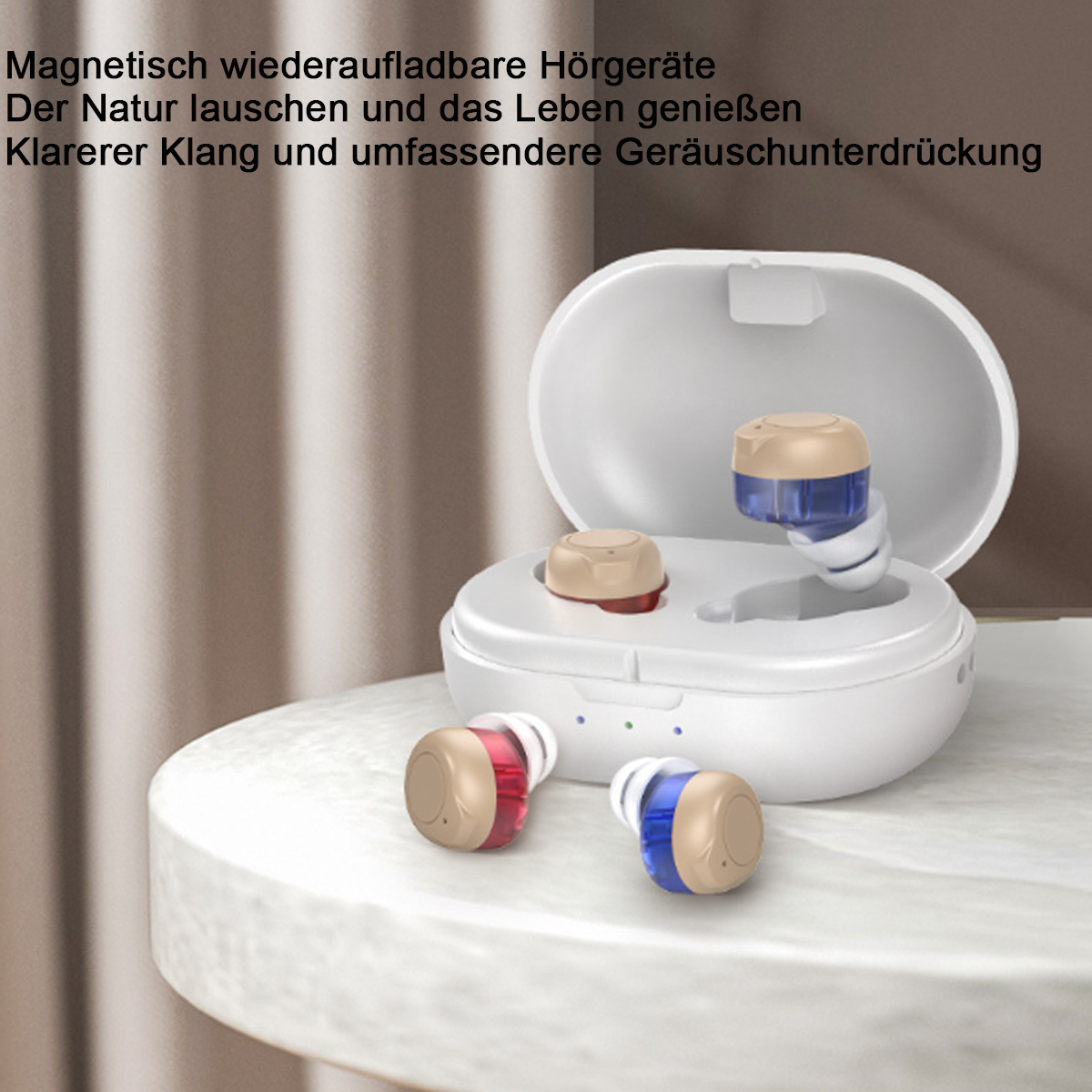 Weißes Ladecase mit zwei Hörgeräten, plus zwei lose. Deutscher Text beschreibt Funktionen.