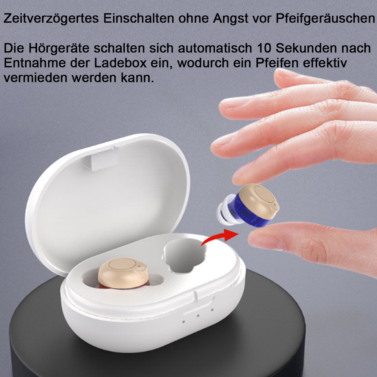 Die Hand einer Person nimmt ein Hörgerät aus seinem Ladeetui.