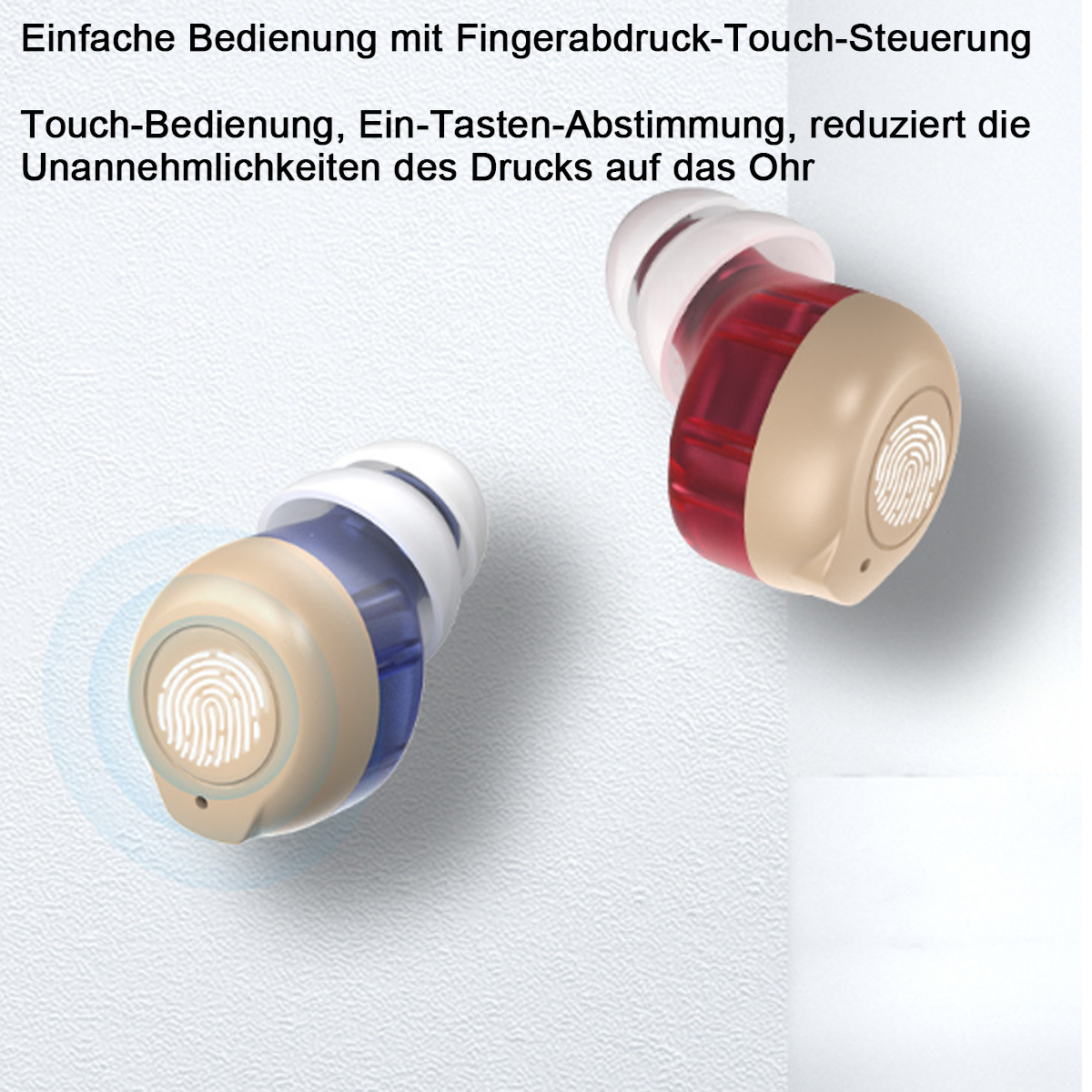Zwei kabellose Ohrhörer, einer im Ohr, einer draußen. Nahaufnahme. Gold- und Rottöne.