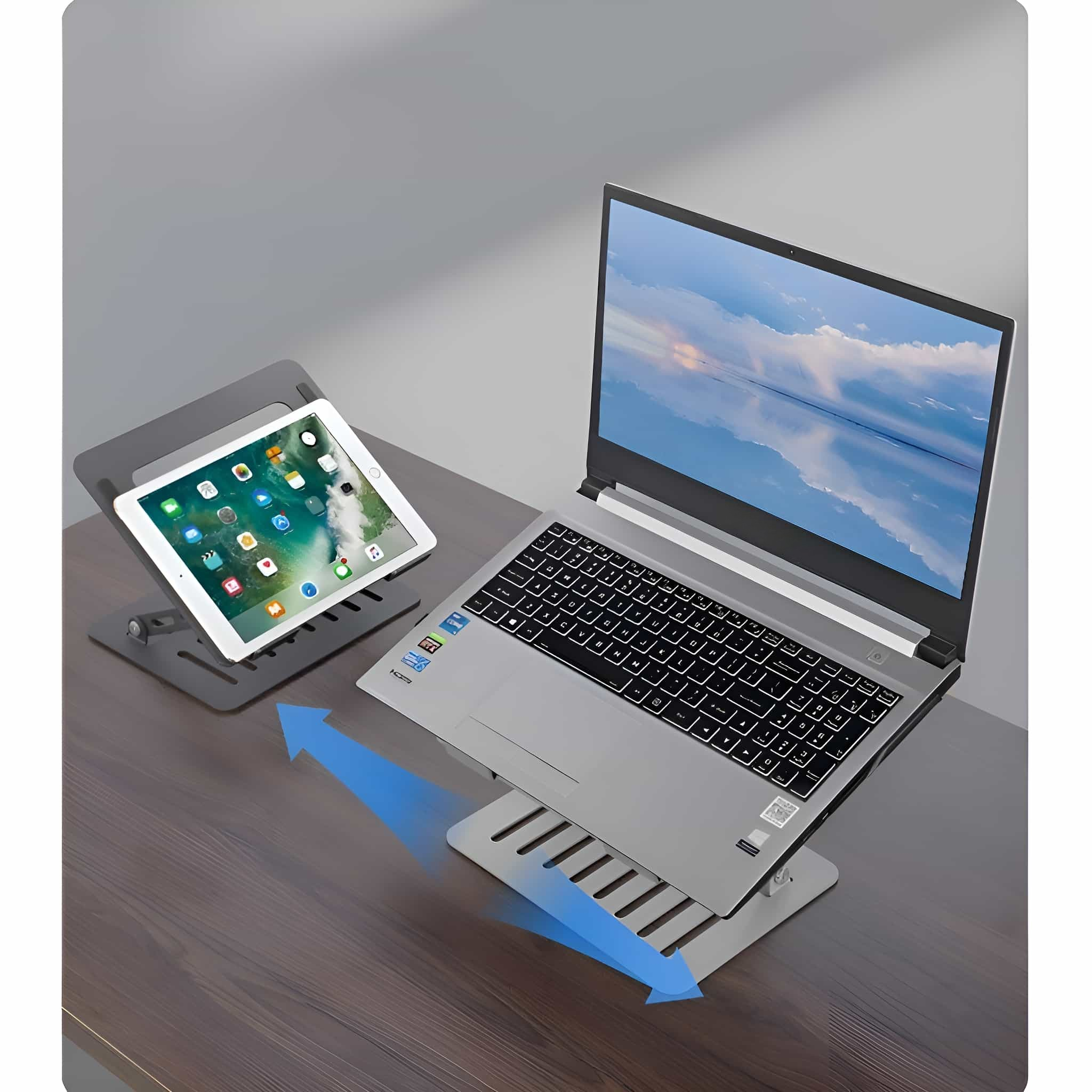 Ein Laptop und ein Tablet auf grauen Ständern, mit blauen Pfeilen zur Höhenverstellung.