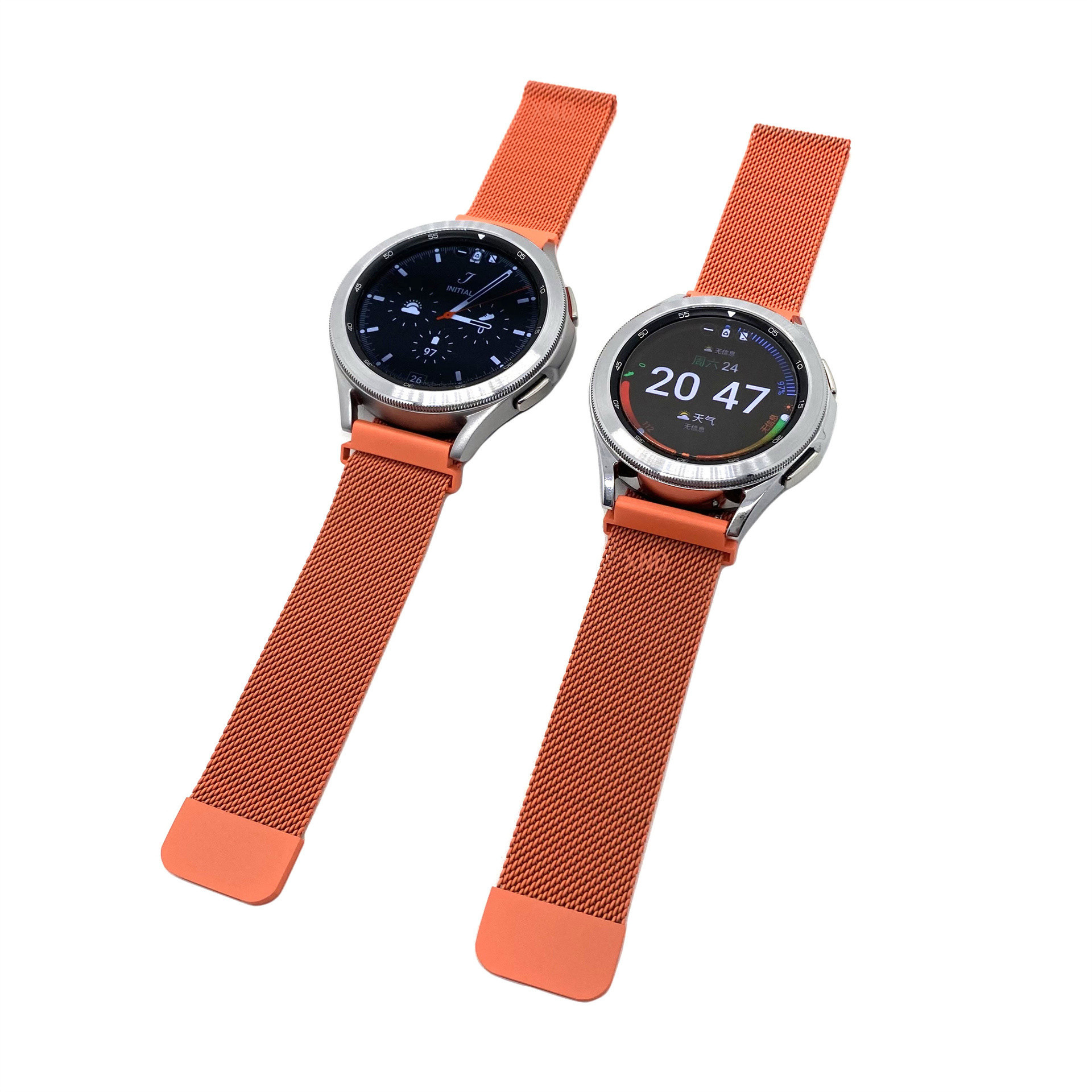 Zwei Smartwatches mit orangefarbenen Armbändern, eine zeigt die Uhrzeit, die andere Wetter.