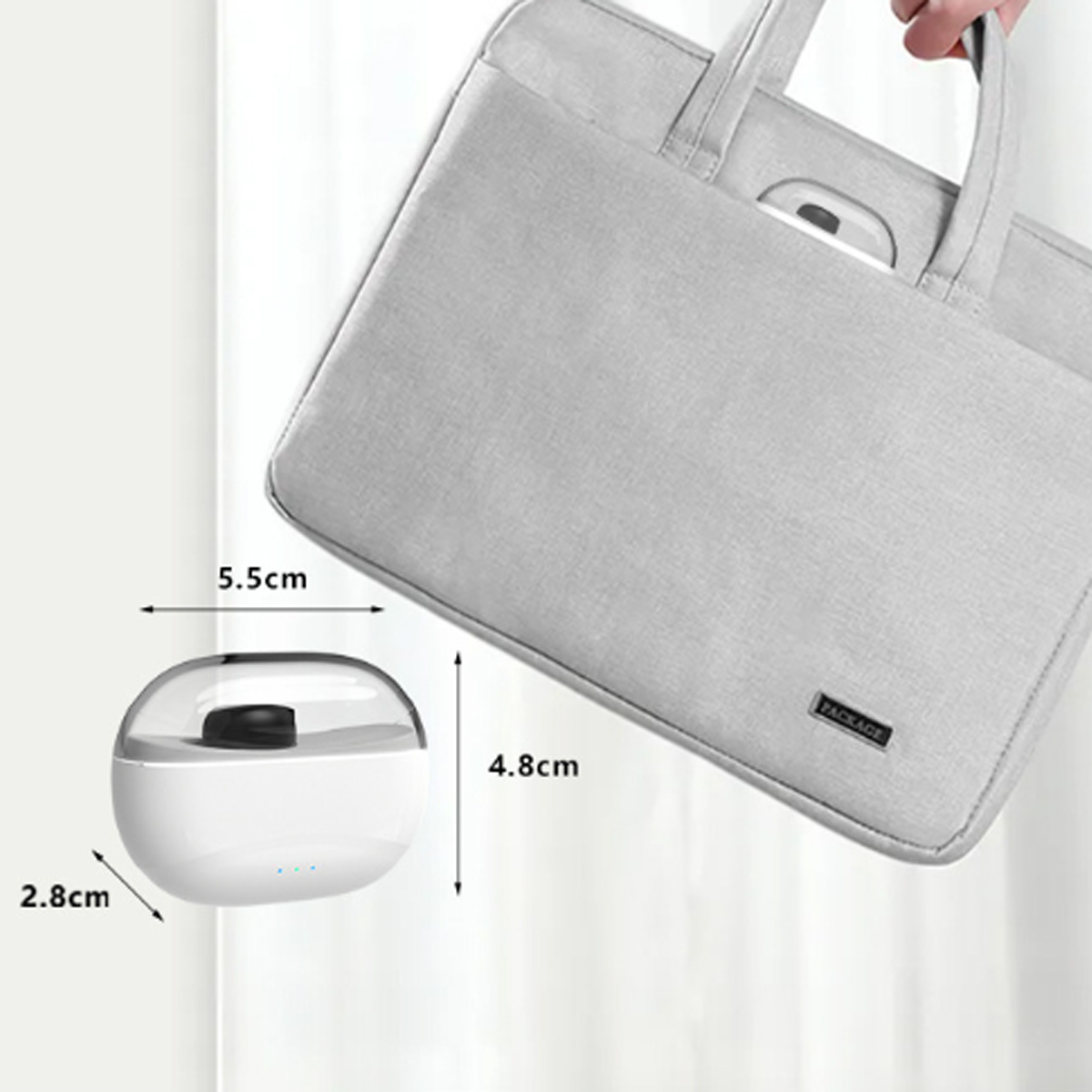 Kleines weißes Gerät neben einer grauen Laptoptasche. Abmessungen werden angezeigt. Es ist ein kleines Gerät.