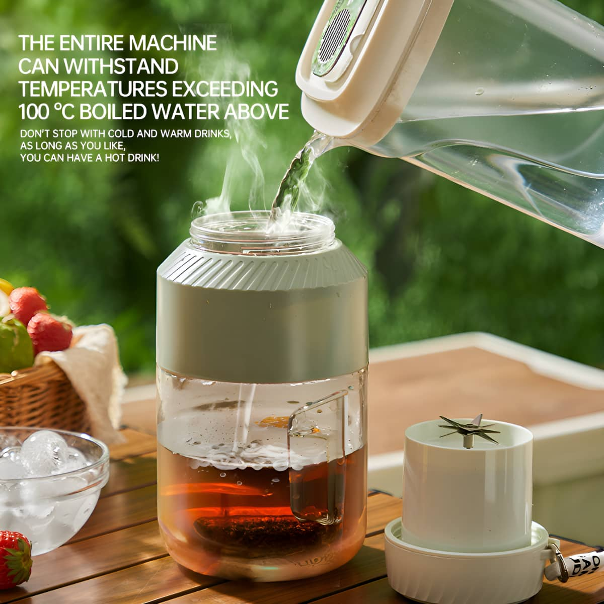 Eine klare Wasserflasche wird mit Tee gefüllt. Eis und Erdbeeren sind in einer Schüssel. Text über kochendes Wasser.