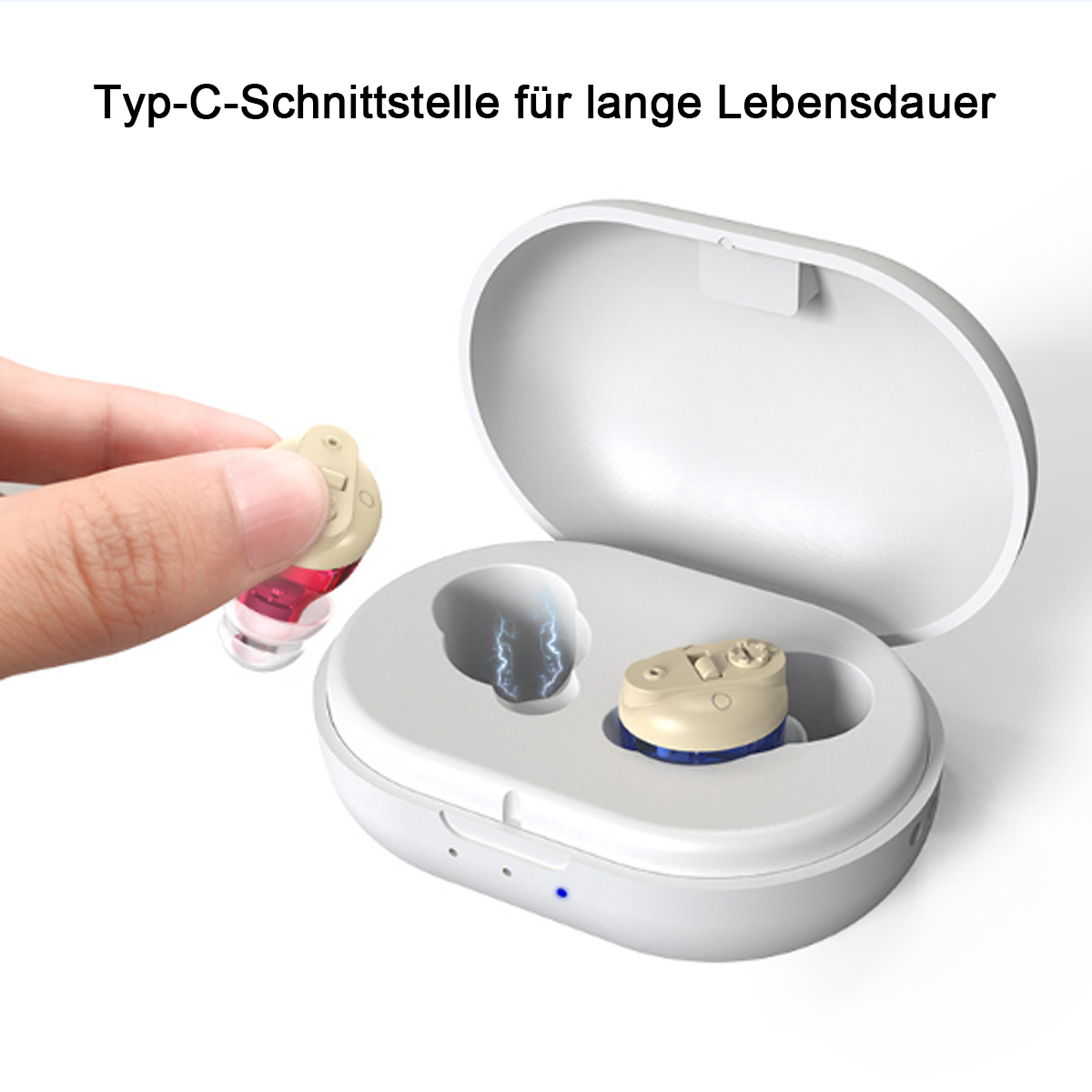 Die Hand einer Person, die Hörgeräte und ein Ladeetui hält. Der Text lautet 'Typ-C-Schnittstelle für lange Lebensdauer'.