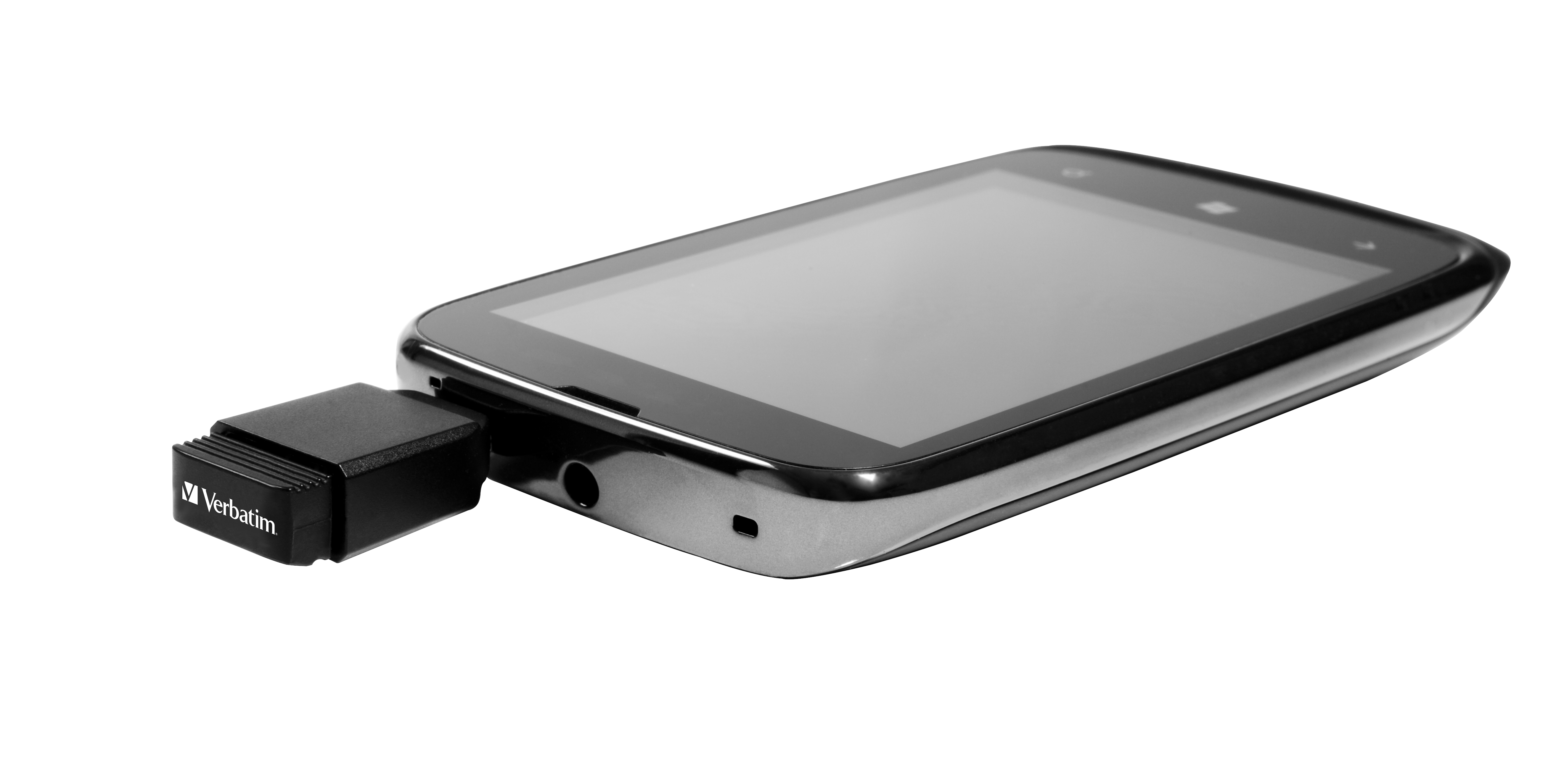Een zwarte smartphone verbonden met een zwarte Verbatim USB-drive, tegen een witte achtergrond.