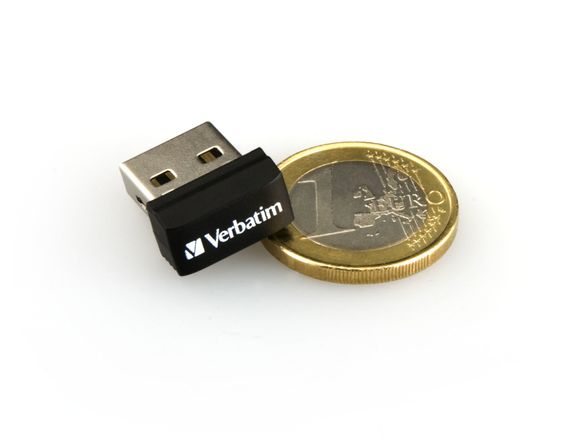 Czarny pendrive Verbatim i moneta euro. Dysk obok monety.