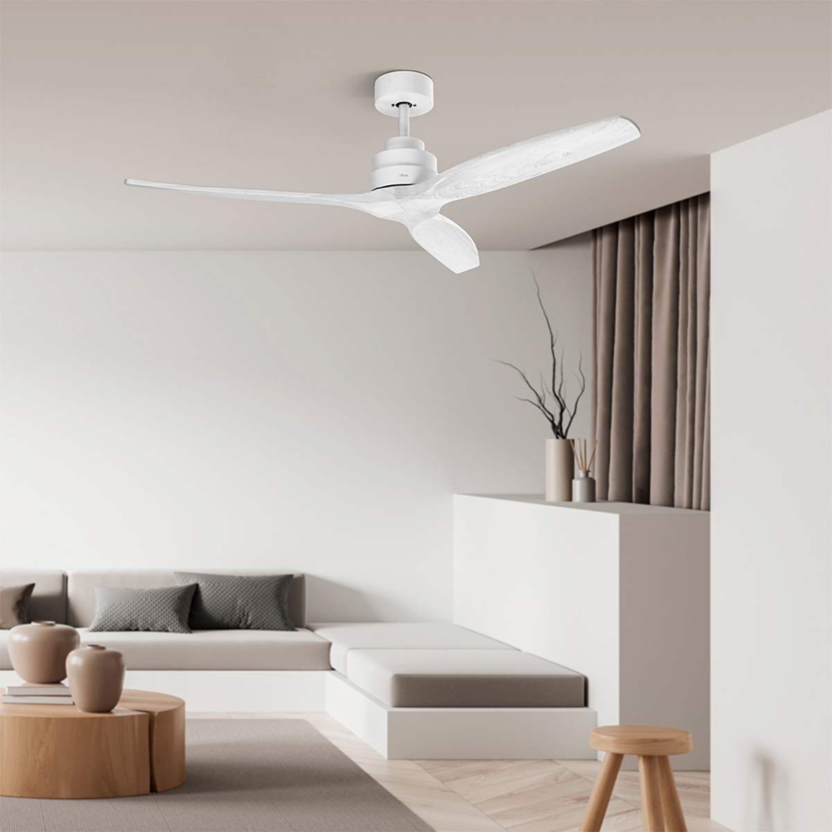 Ventilador de techo blanco con tres aspas curvas, montado en un techo blanco. Ambiente interior neutro.