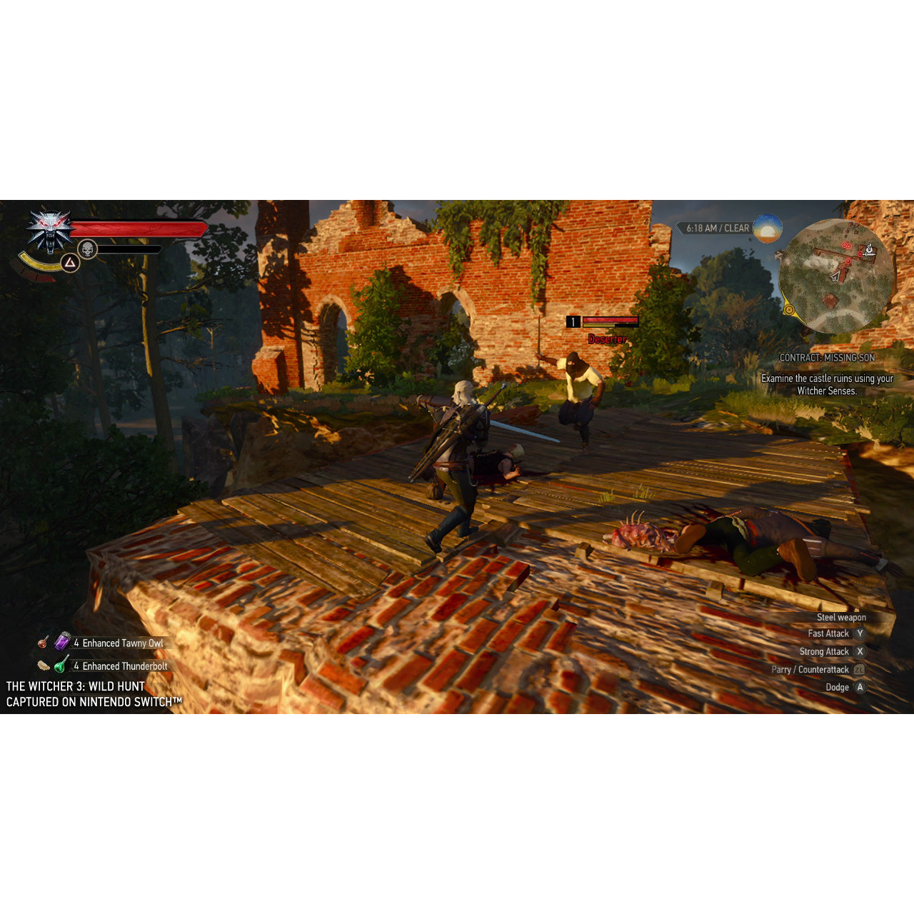 Scena del gioco Witcher 3. Geralt combatte due nemici su una piattaforma di legno, edificio distrutto sullo sfondo.