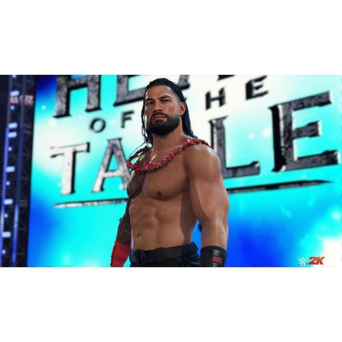 Roman Reigns in piedi a torso nudo, muscoloso, con collana e bracciale rossi. Lo sfondo è blu.