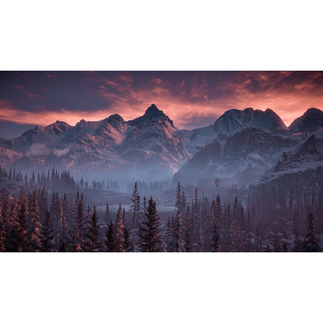 Catena montuosa con neve sulle cime, conifere e un cielo al tramonto.