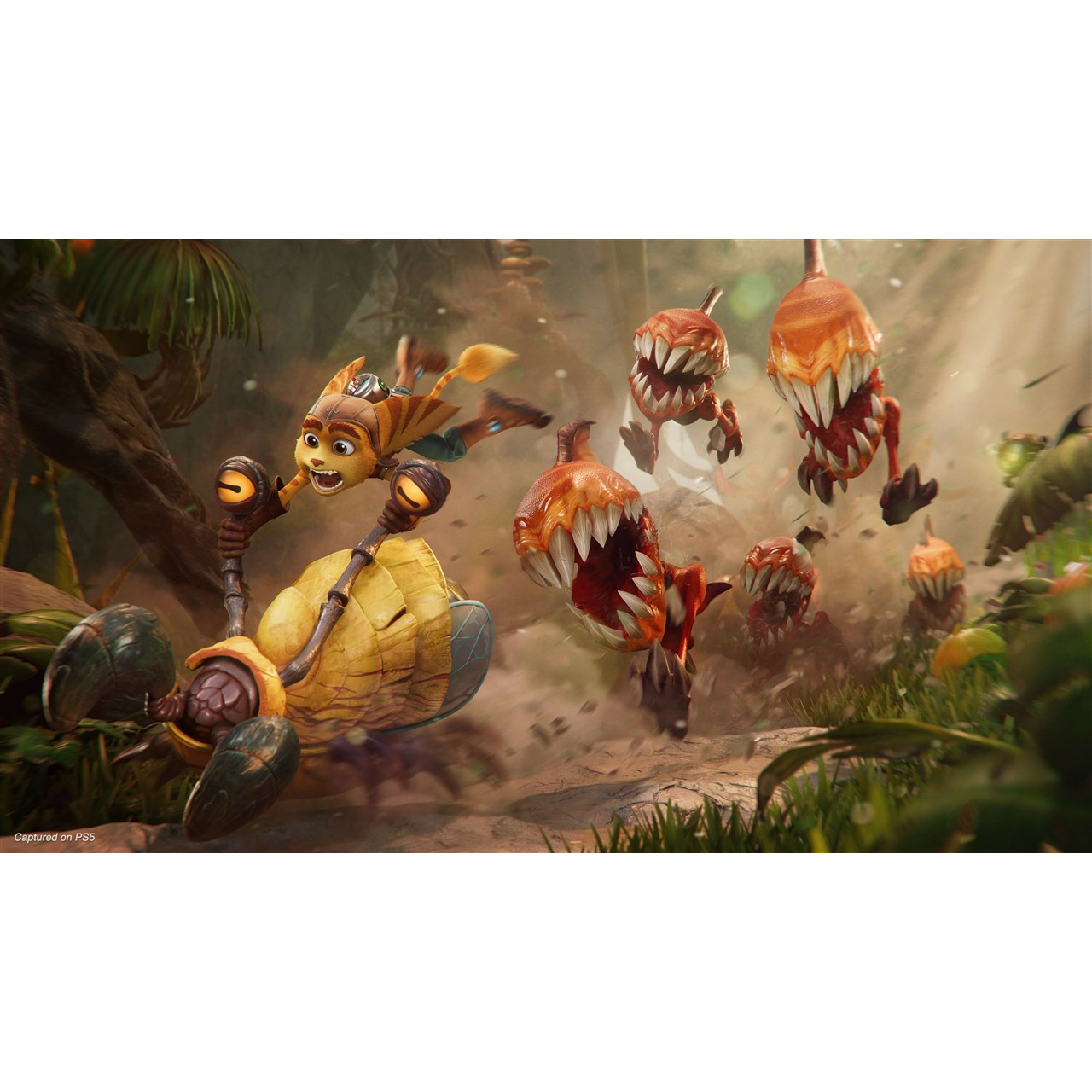 Gioco di Ratchet and Clank. Ratchet salta, combattendo mostri con denti affilati. Giungla verde sullo sfondo.