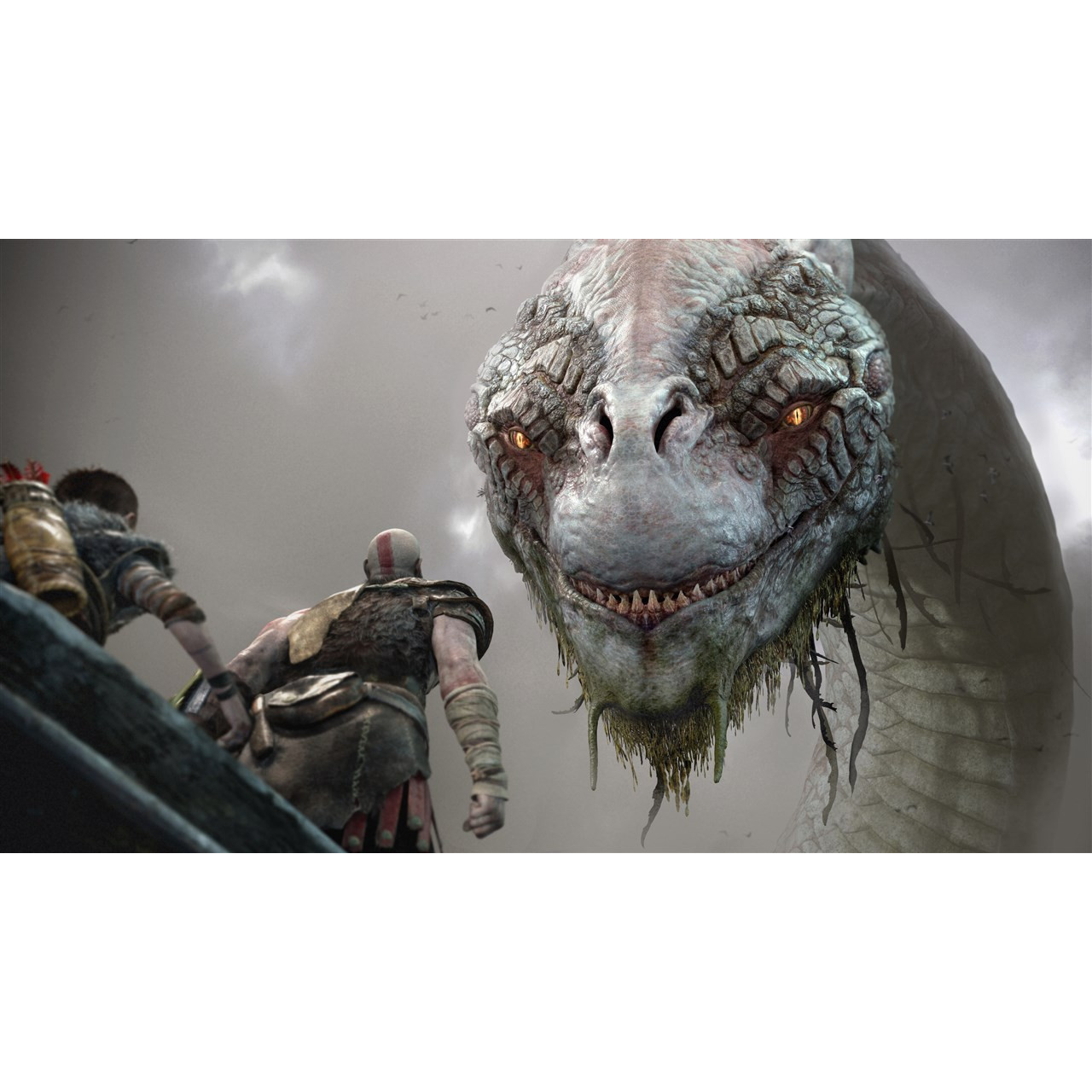 Scena di God of War. Kratos e Atreus affrontano un serpente gigante. Cielo e nuvole drammatici.