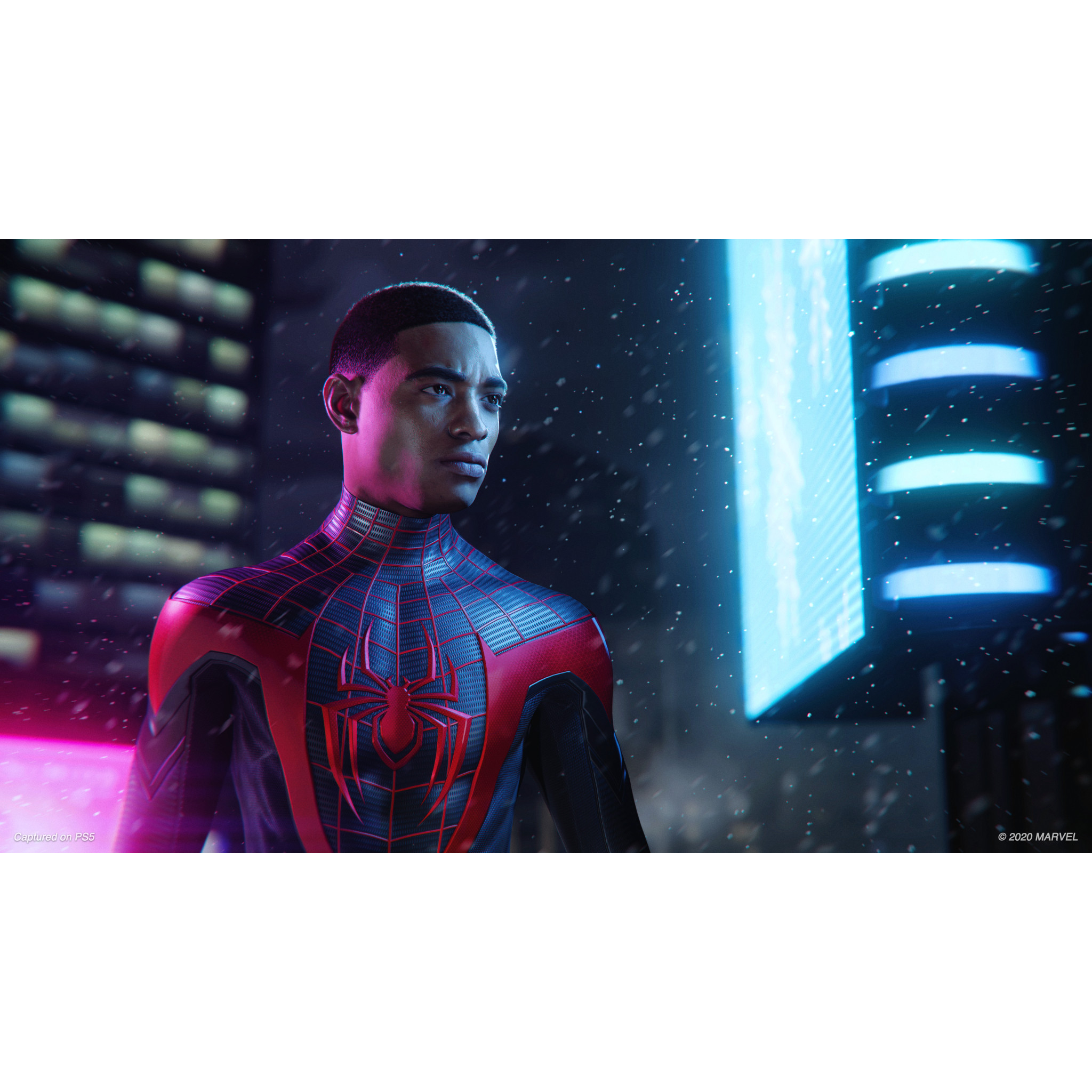 Spider-Man staat, kijkt naar links. Stadsgezicht met neonlichten zichtbaar.