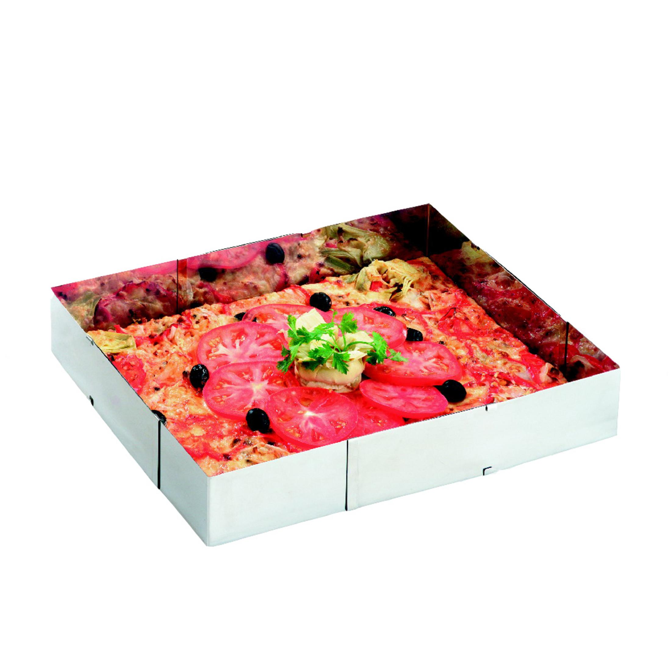 Pizza carrée dans une poêle en acier inoxydable, garnie de tomates, olives et herbes.