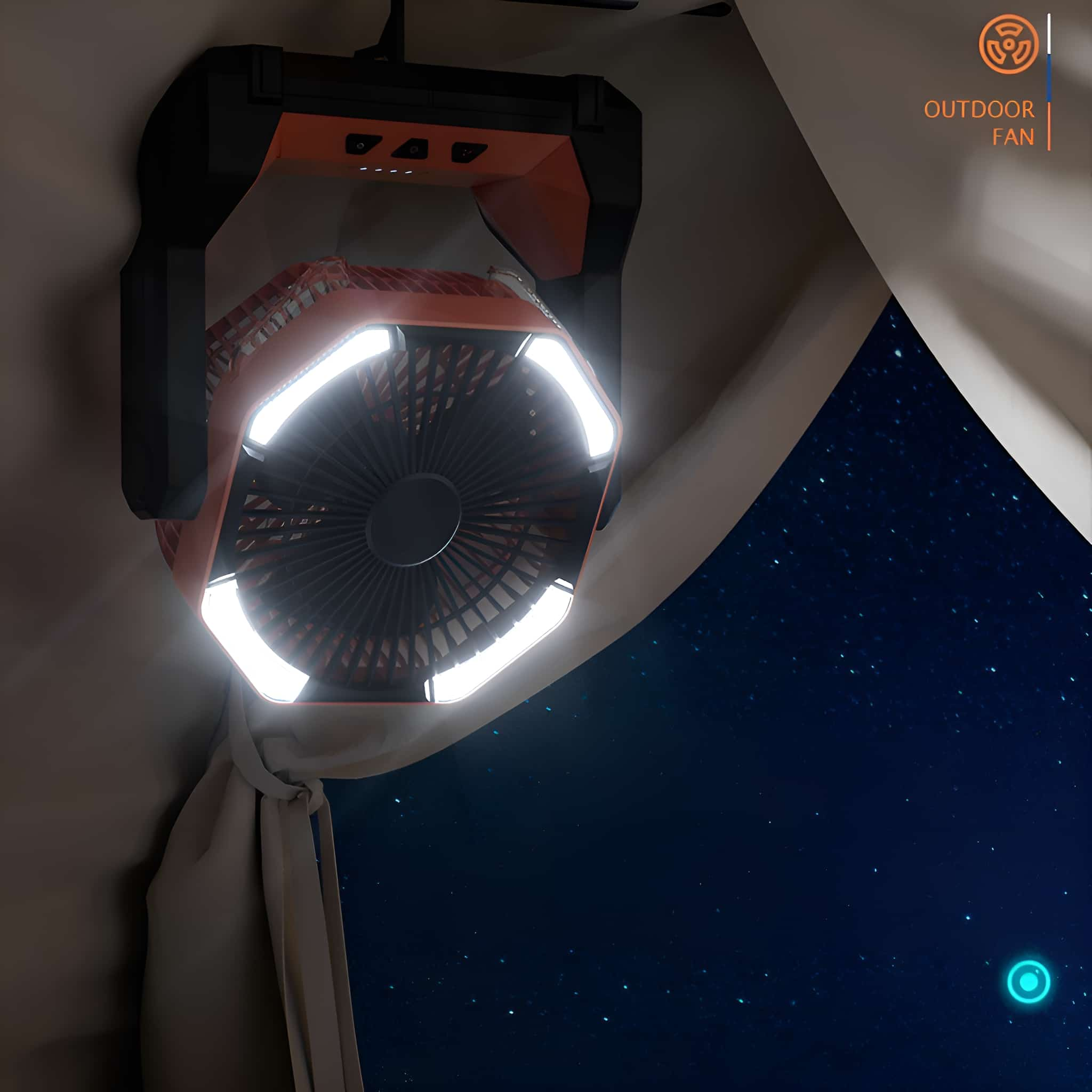 Ein orangefarbener und schwarzer Outdoor-Ventilator mit Lichtern, der an einem Zelt hängt, vor einem Sternenhimmel.