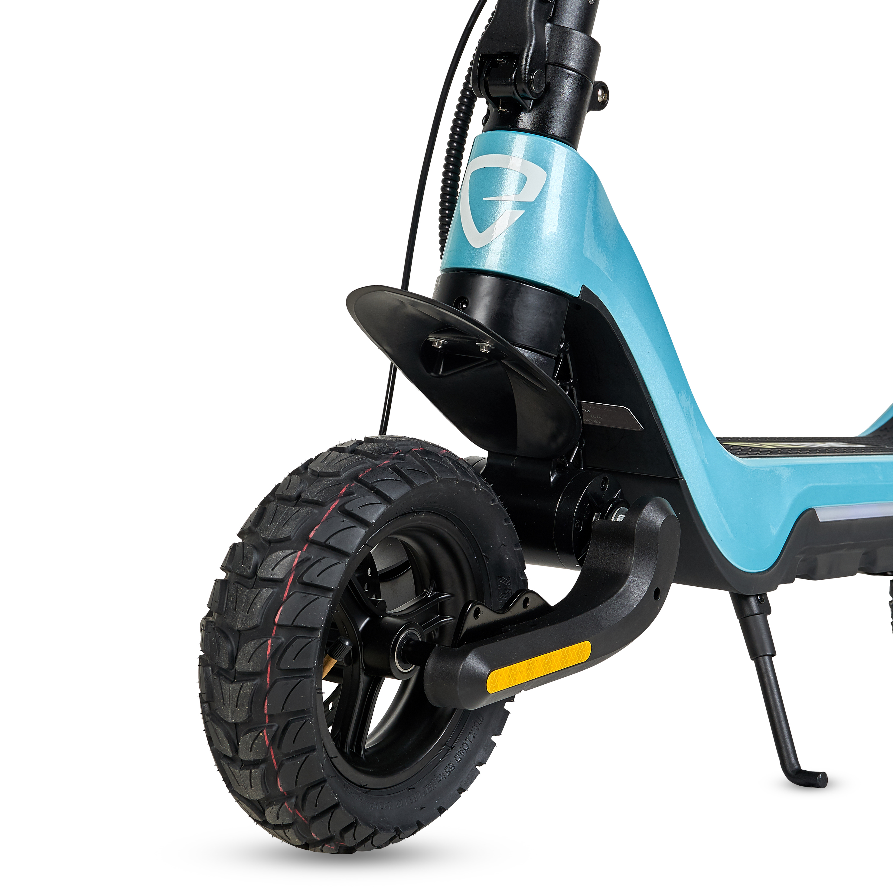 Primer plano de la rueda de un scooter eléctrico azul y la parte delantera.