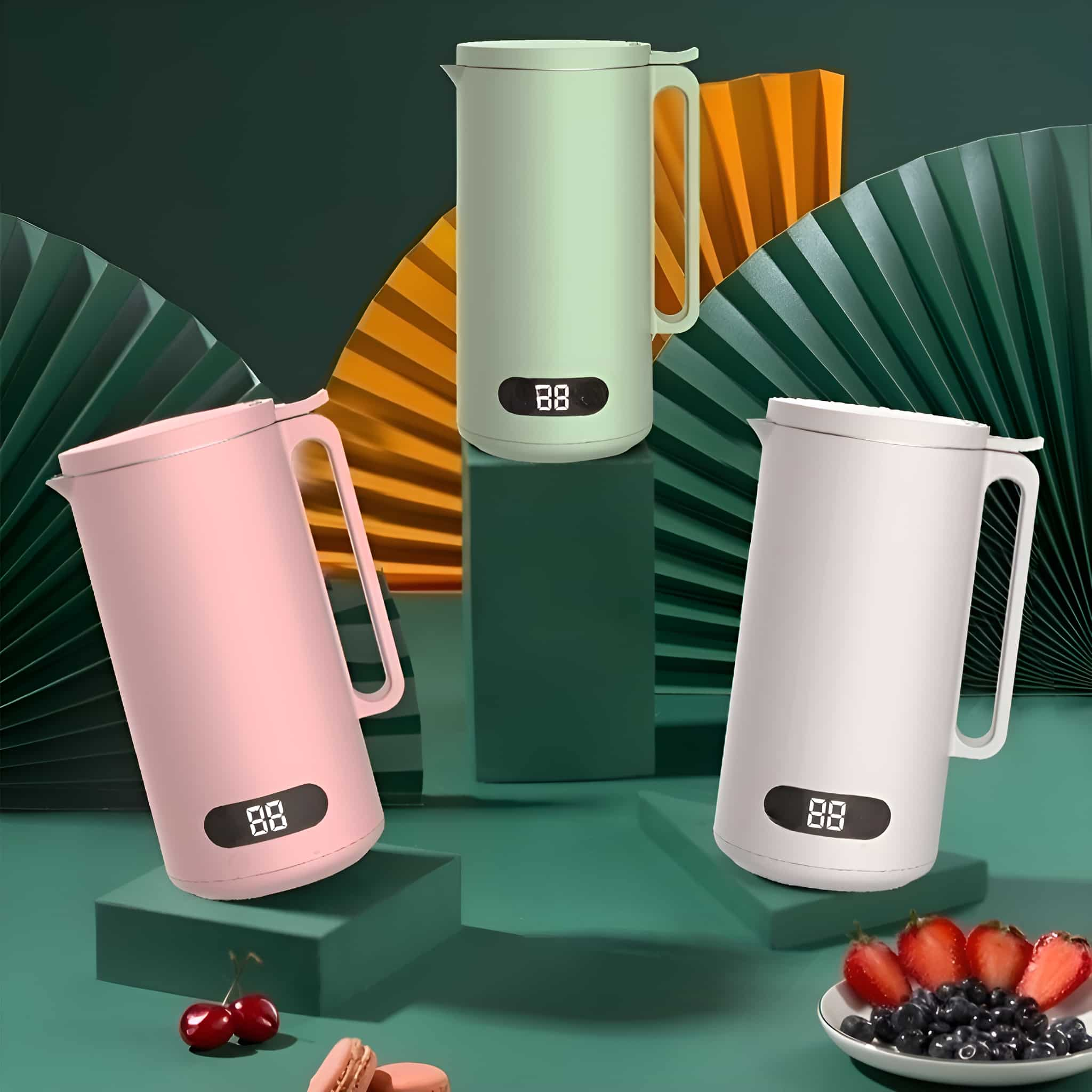 Drei elektrische Wasserkocher in Pastellfarben mit Digitalanzeigen. Grün, rosa und weiß.