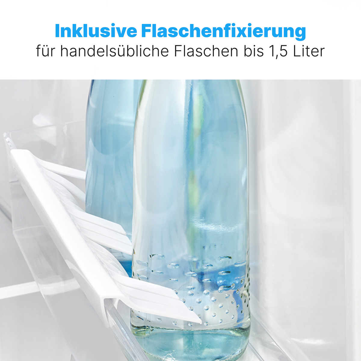 Ein Kühlschrankregal mit Wasserflaschen.