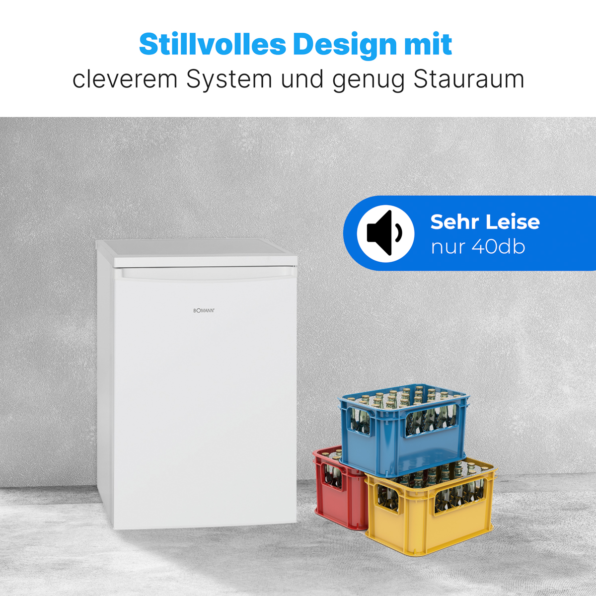 Ein weißer Kühlschrank mit weißer Tür, davor Bierkisten.