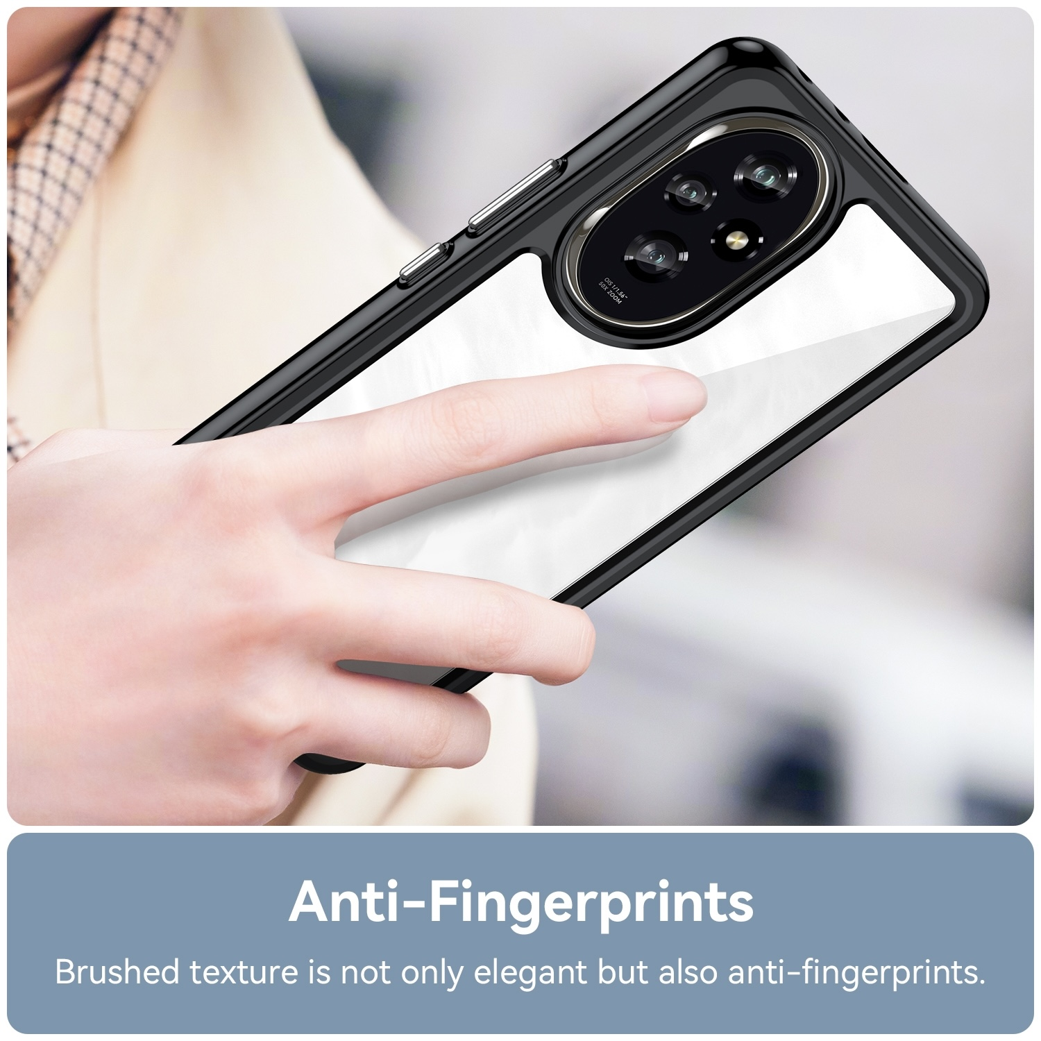 Una mano sostiene una funda negra con parte trasera transparente, mostrando la cámara del teléfono.