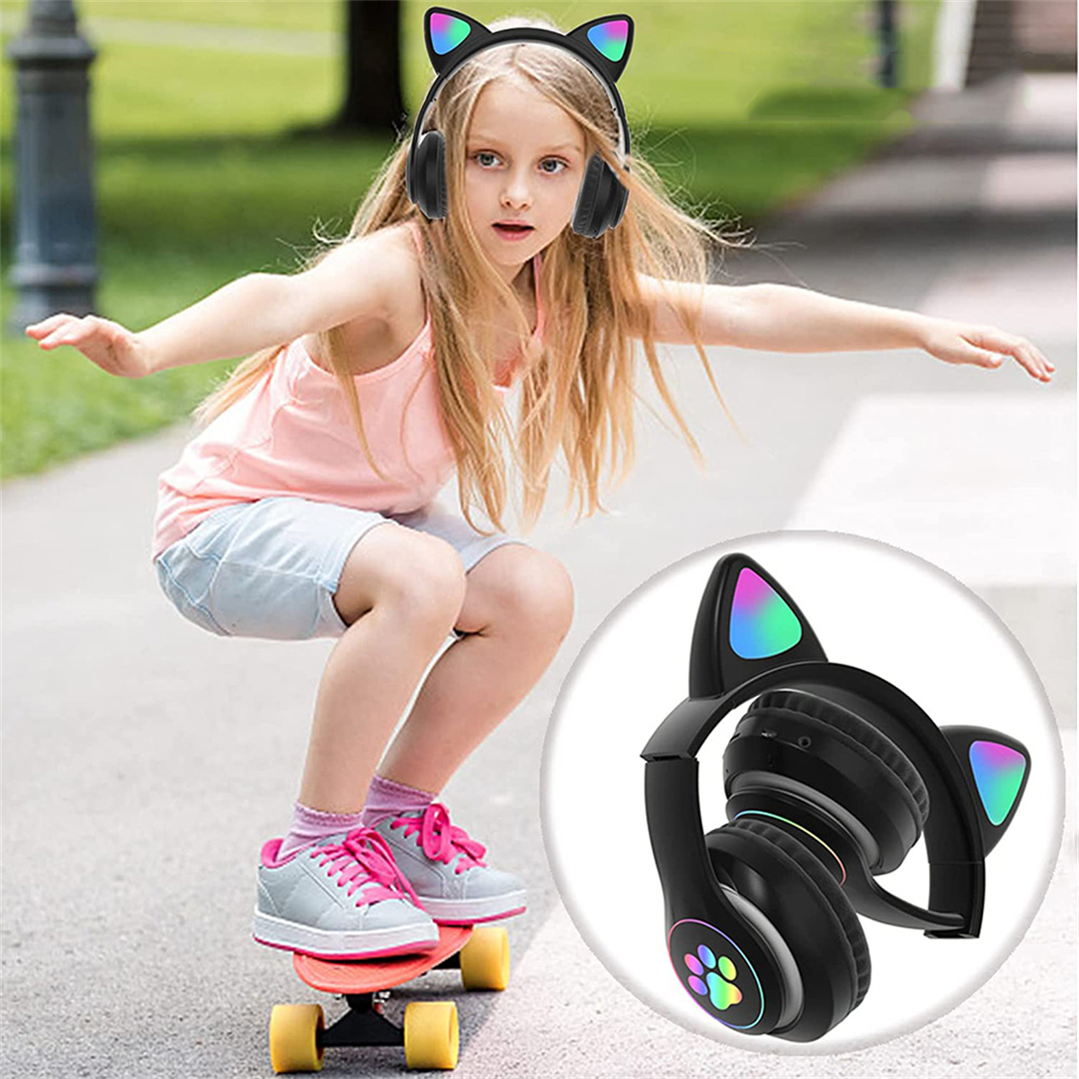 Mädchen auf Skateboard mit Katzenohrhörern. Kopfhörer in der Ecke. Grüner Parkhintergrund.