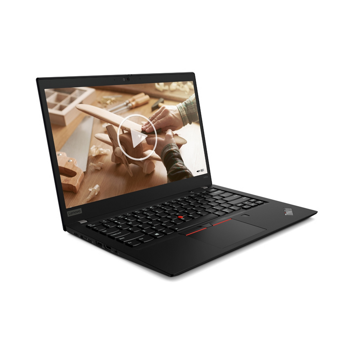 Laptop Lenovo nero. Schermo che mostra un tutorial di lavorazione del legno. Sfondo bianco.
