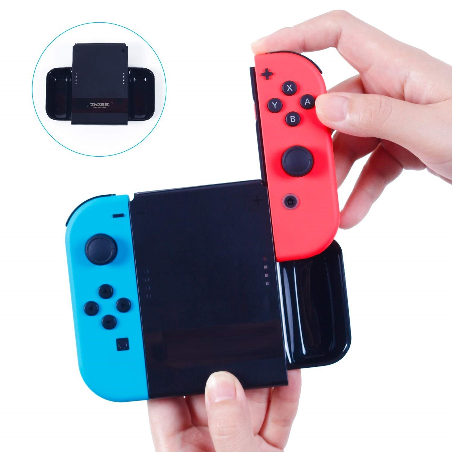 Person hält rote und blaue Nintendo Switch Joy-Cons und eine schwarze Ladestation.