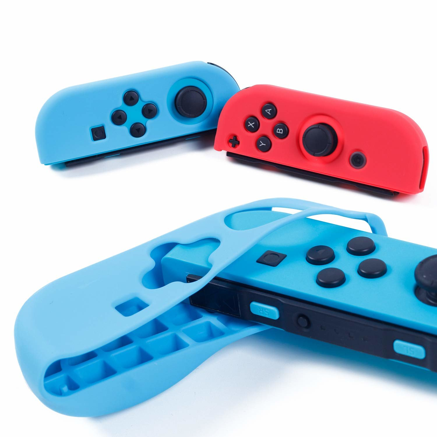 Joy-Cons für Nintendo Switch. Einer ist rot, einer blau, einer in einer blauen Hülle.