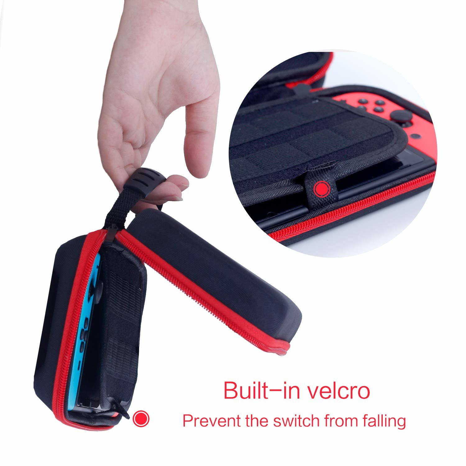 Schwarz-rotes Nintendo Switch-Etui, geöffnet, um die Konsole im Inneren zu zeigen. Hand hält das Etui.