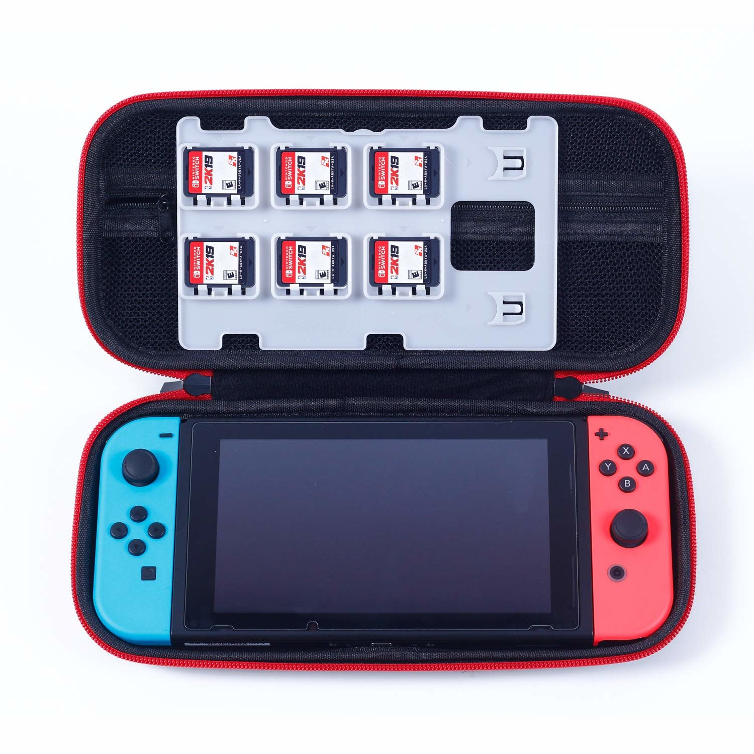 Eine rote und schwarze Switch-Tragetasche, geöffnet, mit Spielkassetten und der Konsole darin.