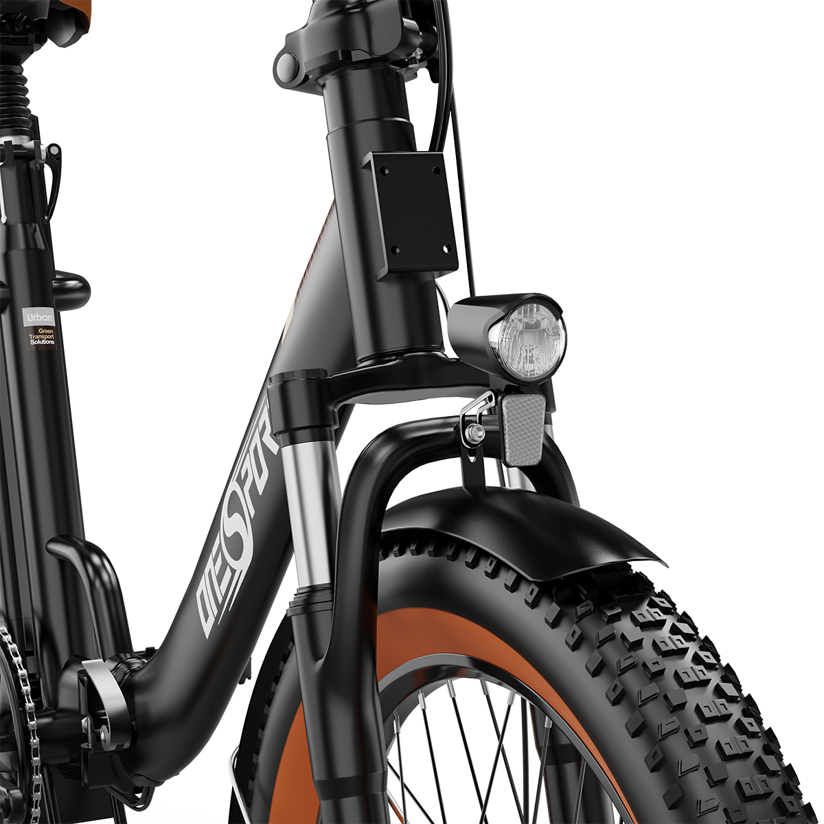 Primo piano della forcella anteriore e dello pneumatico di una bici elettrica nera. Parafango e faro neri visibili.