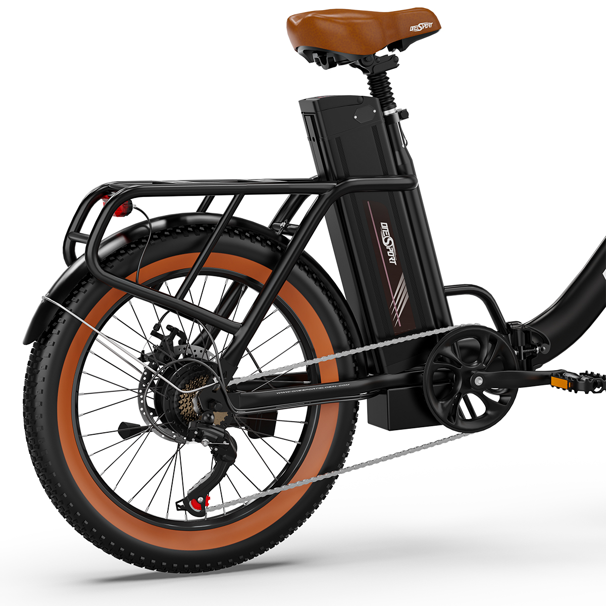 Primo piano della parte posteriore di una bici elettrica nera. Mostra la ruota, il portapacchi e la sella marrone.