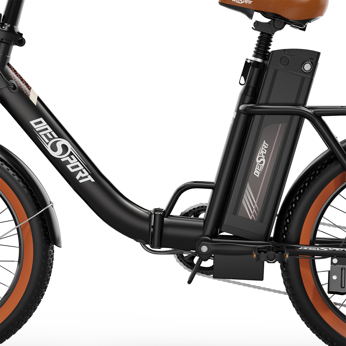 Primo piano di una bici elettrica con telaio nero e pneumatici marroni.